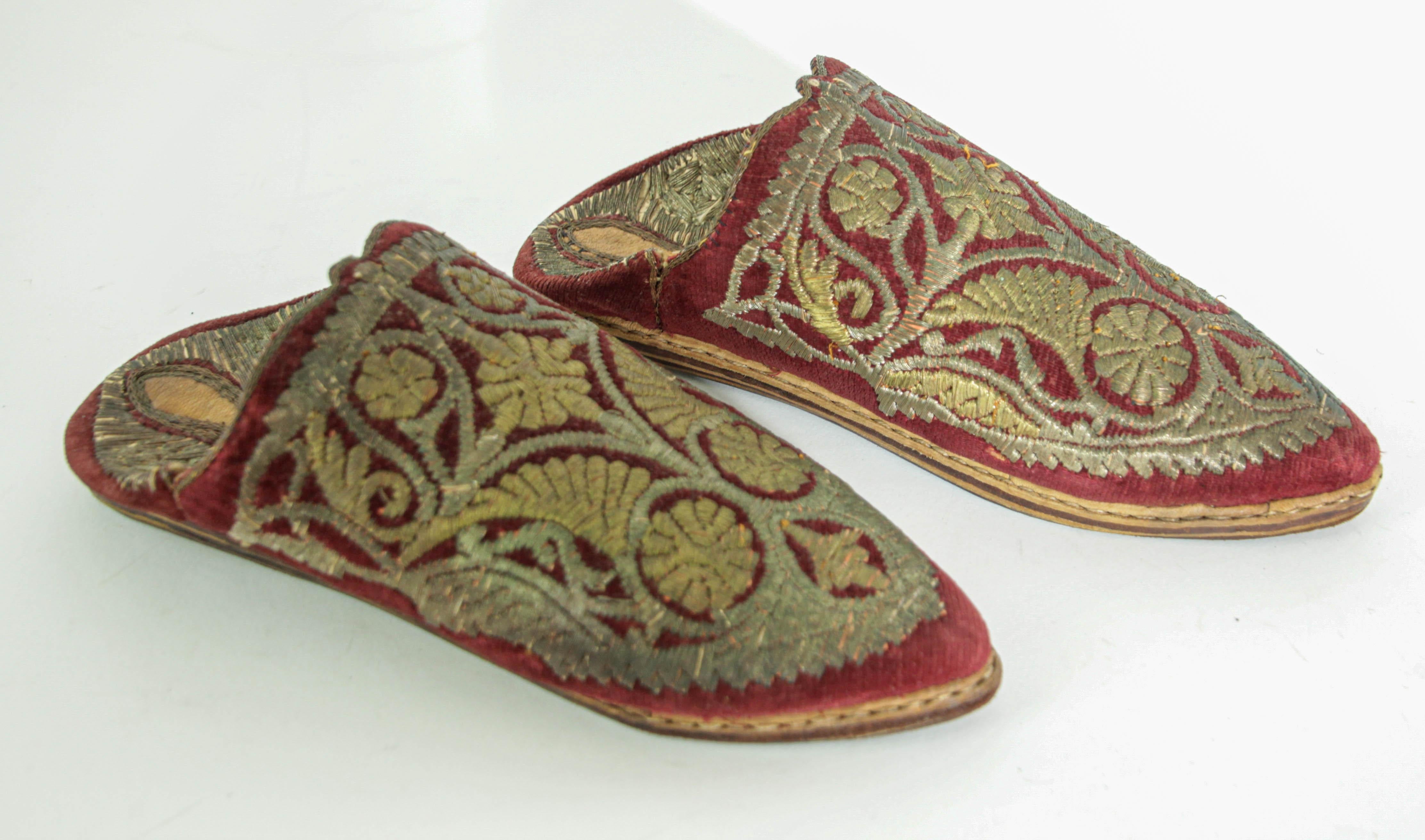 Antique Red Moroccan Embroidered Leather and Velvet Slippers Shoes Circa 1900s For Sale 8