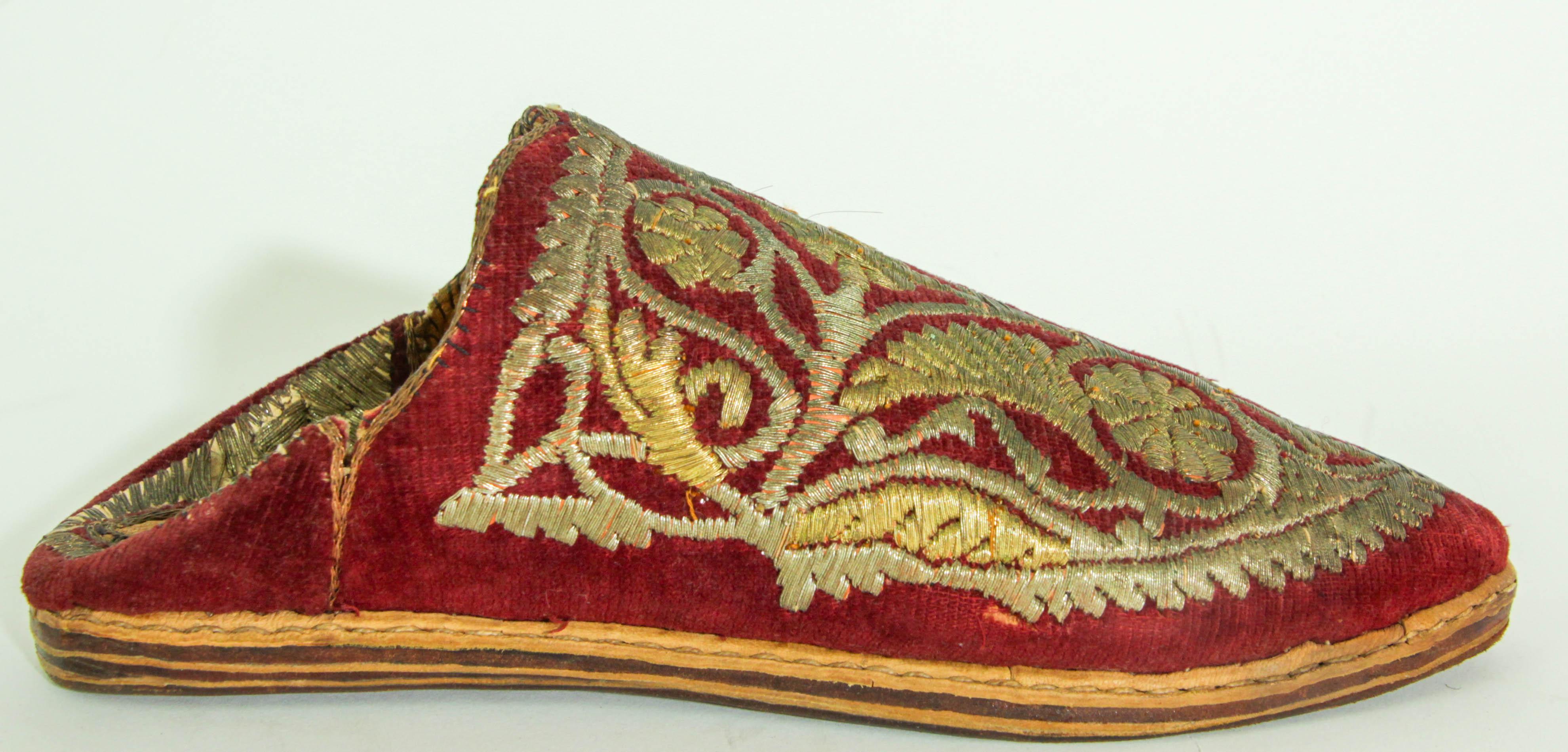 Antique Red Moroccan Embroidered Leather and Velvet Slippers Shoes Circa 1900s For Sale 9