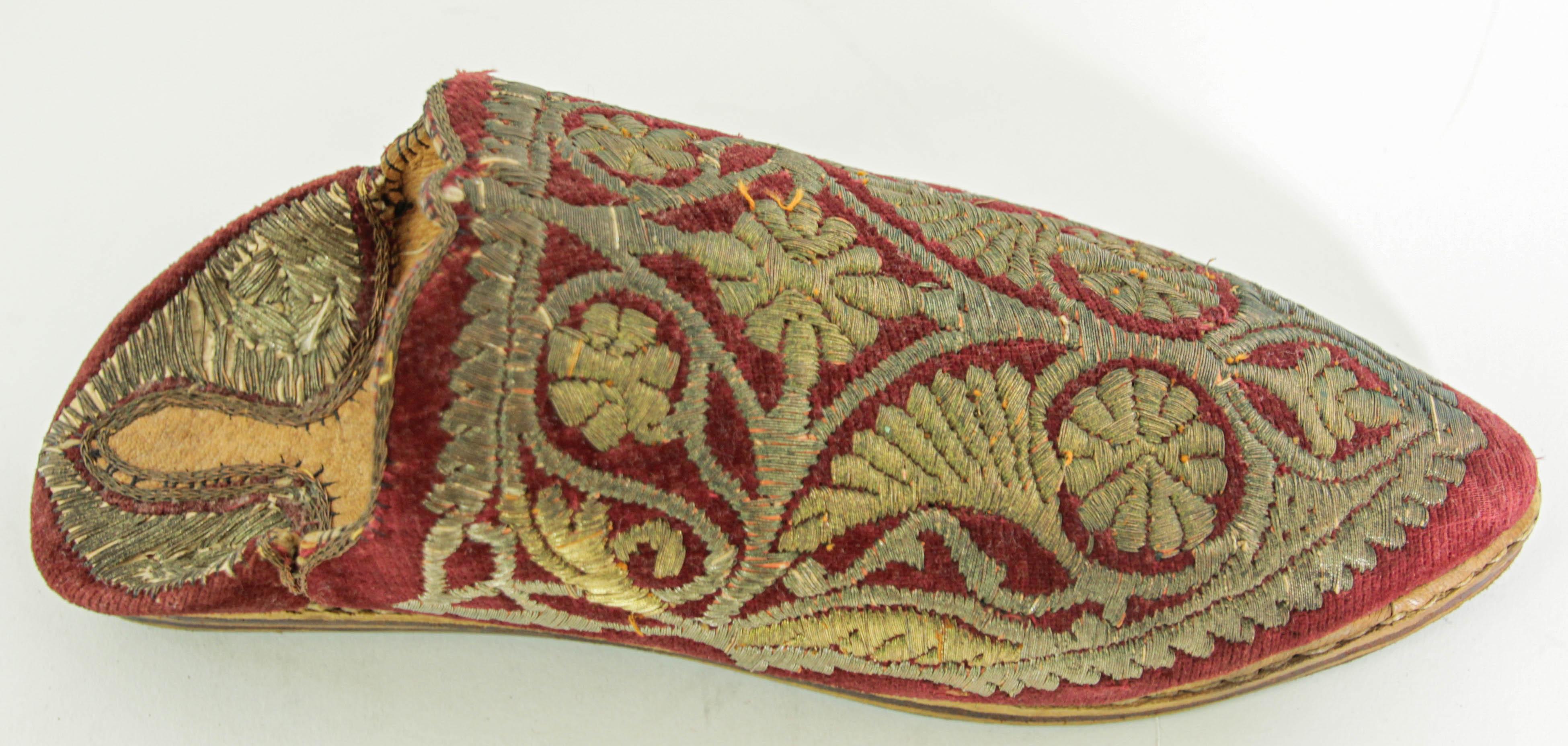 Antique Red Moroccan Embroidered Leather and Velvet Slippers Shoes Circa 1900s For Sale 10