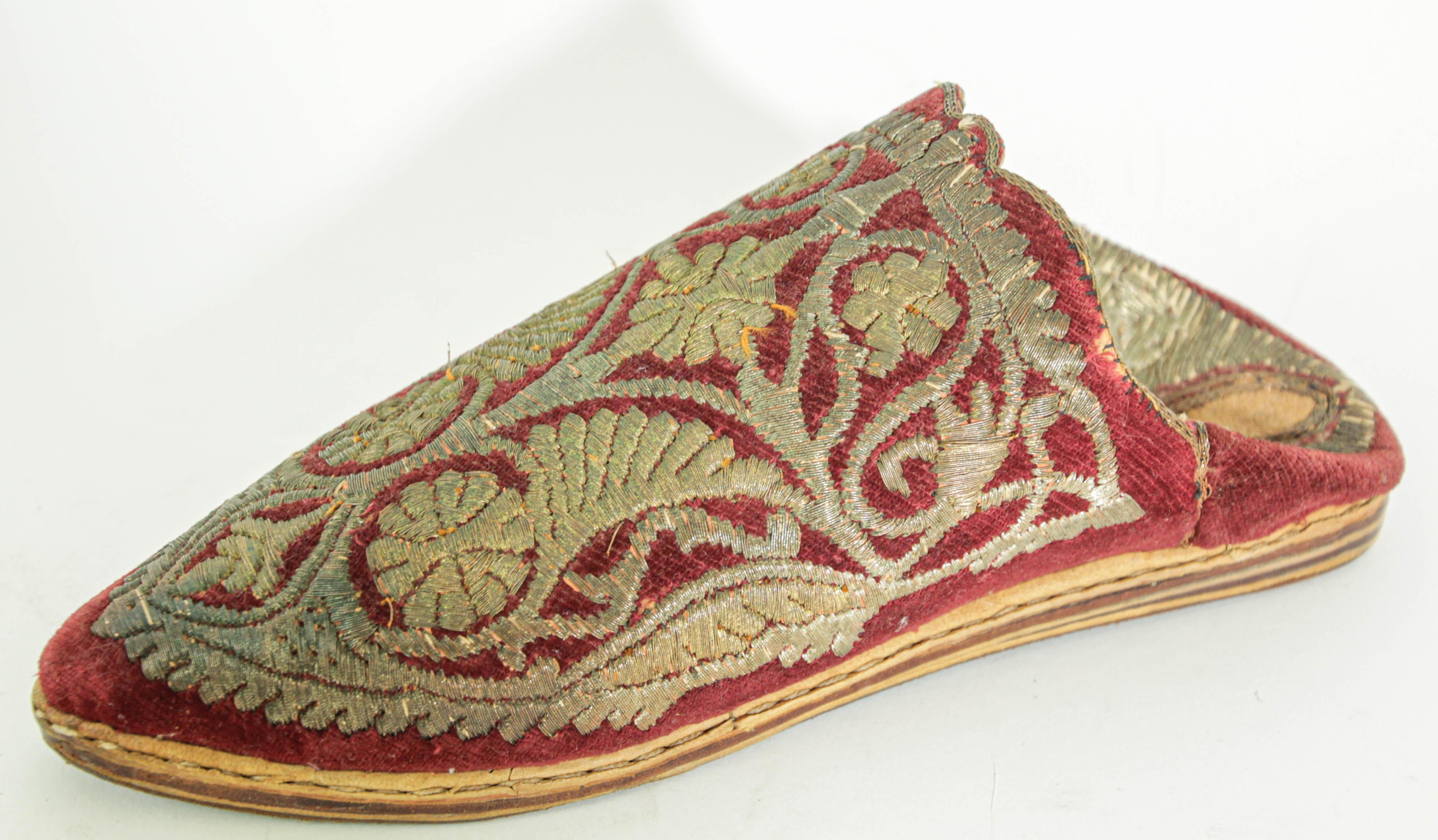 Antique Red Moroccan Embroidered Leather and Velvet Slippers Shoes Circa 1900s For Sale 11