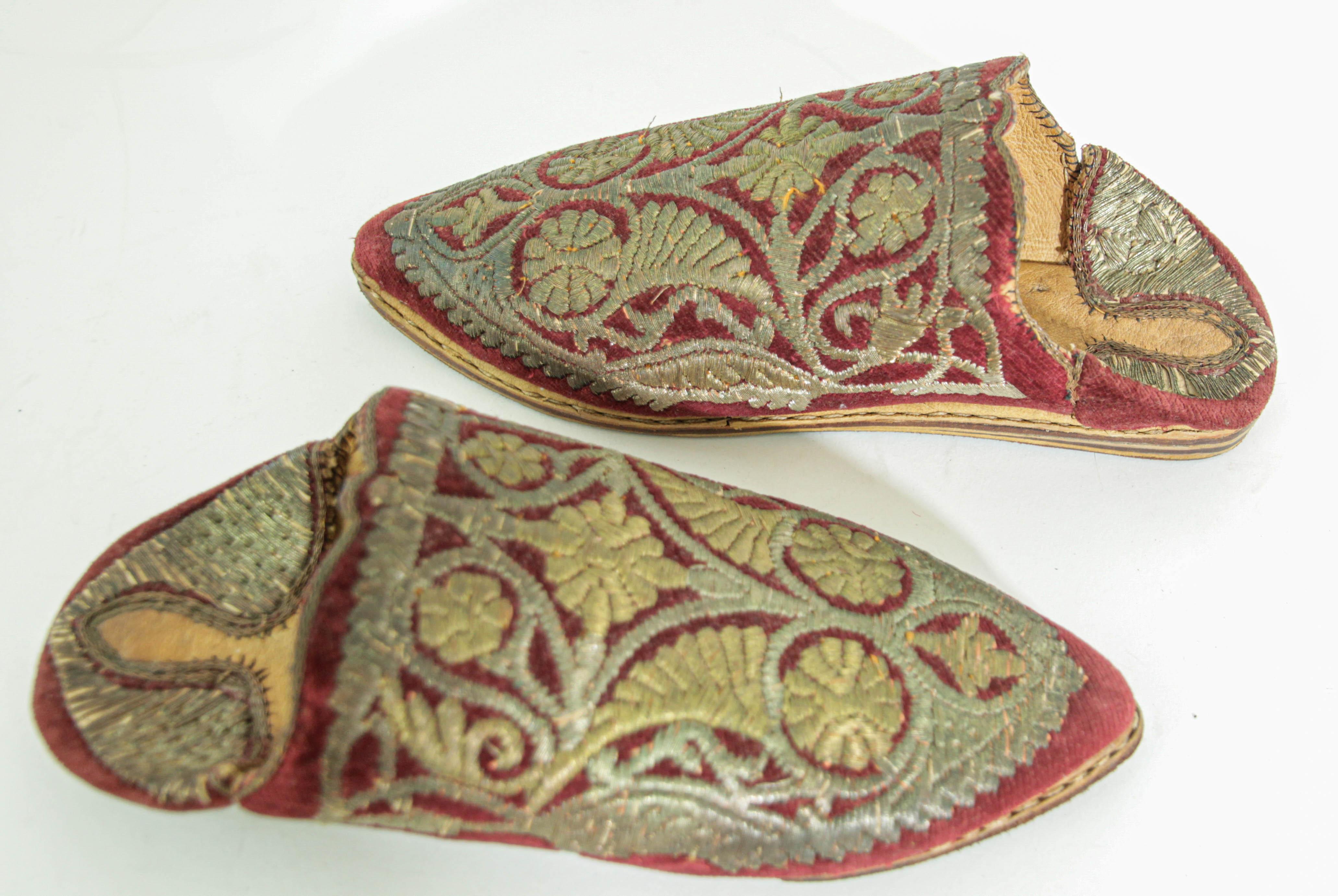 Antique Red Moroccan Embroidered Leather and Velvet Slippers Shoes Circa 1900s For Sale 12