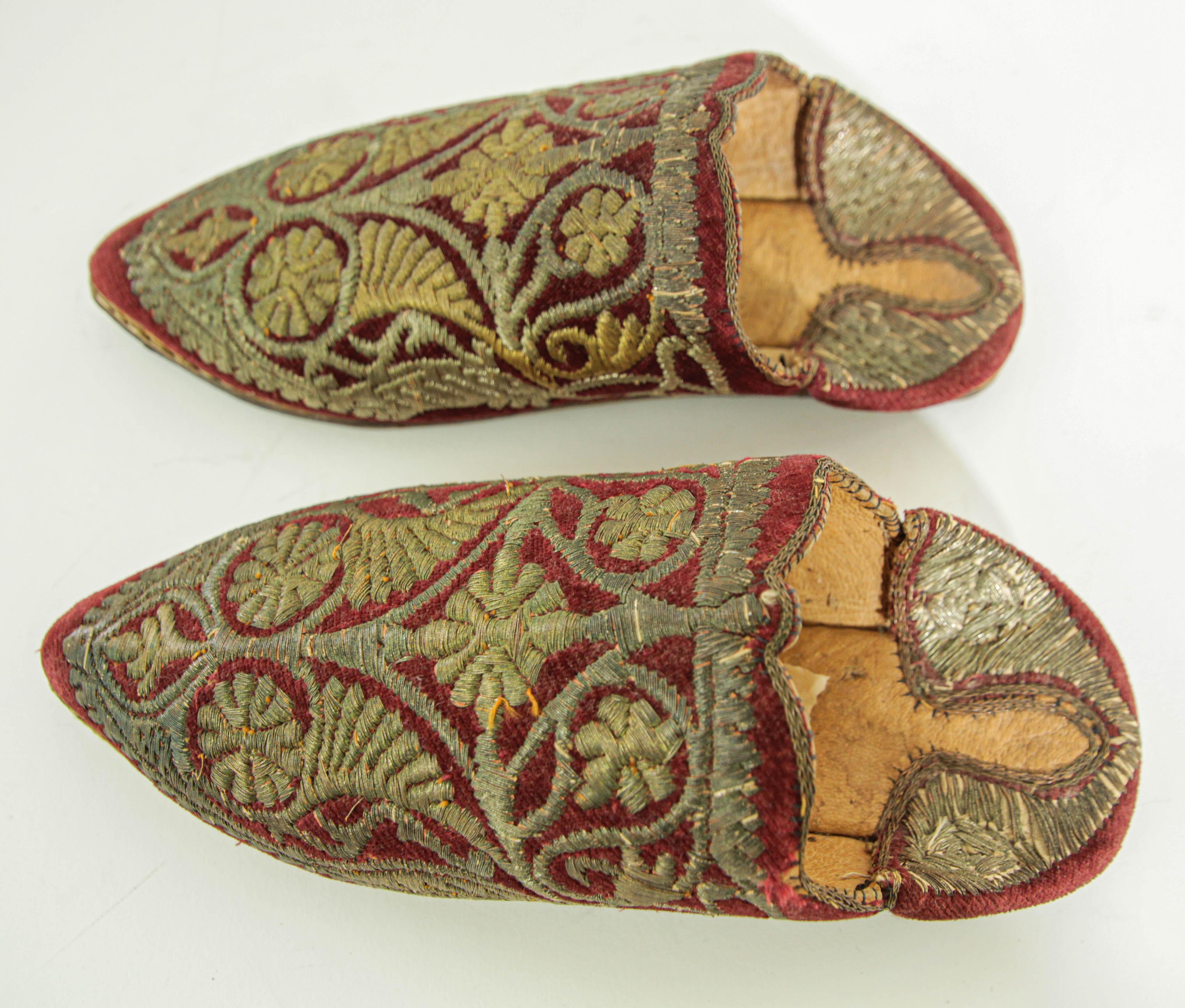 Antique Red Moroccan Embroidered Leather and Velvet Slippers Shoes Circa 1900s For Sale 13