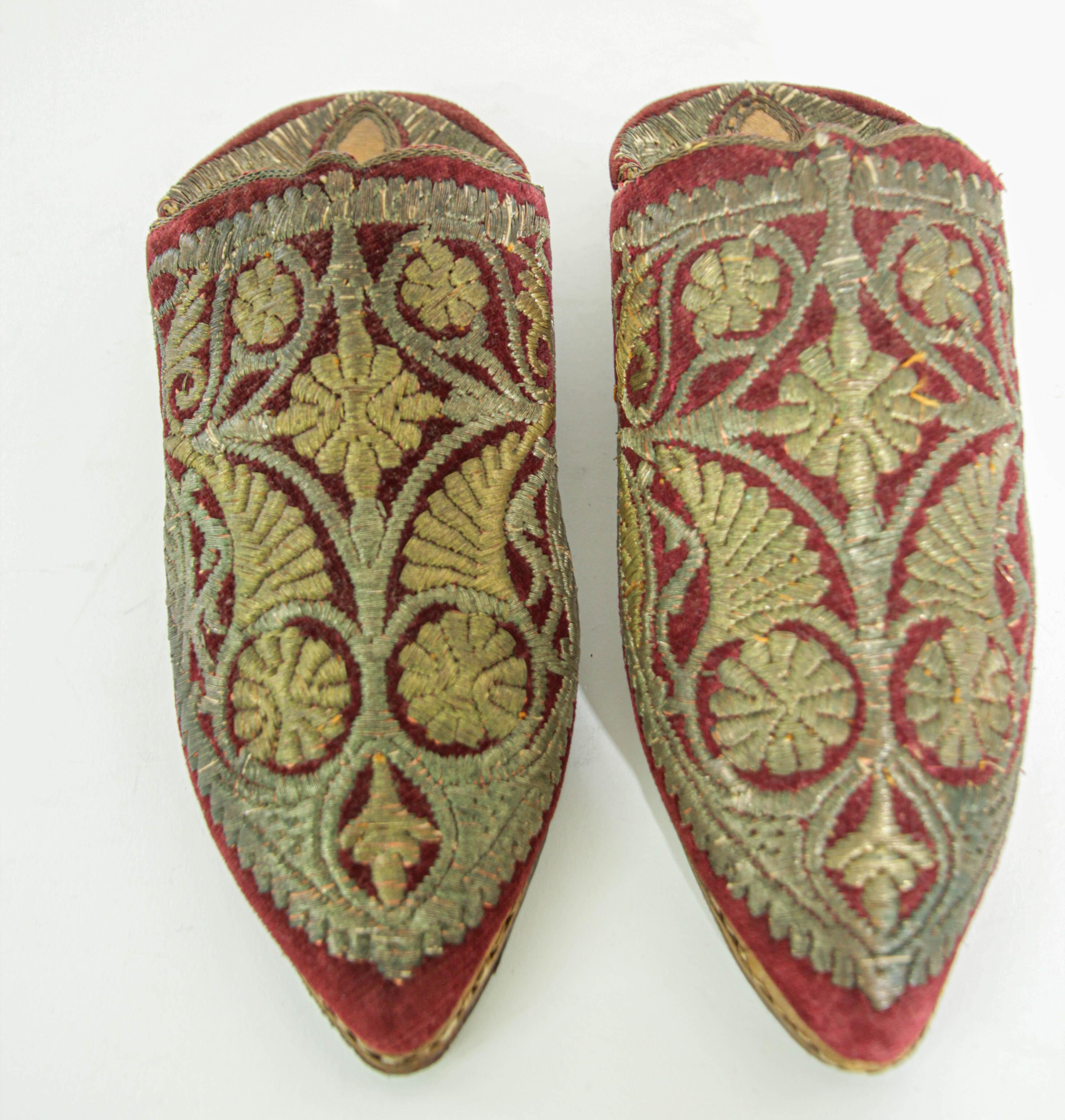 Antique Red Moroccan Embroidered Leather and Velvet Slippers Shoes Circa 1900s In Good Condition For Sale In North Hollywood, CA