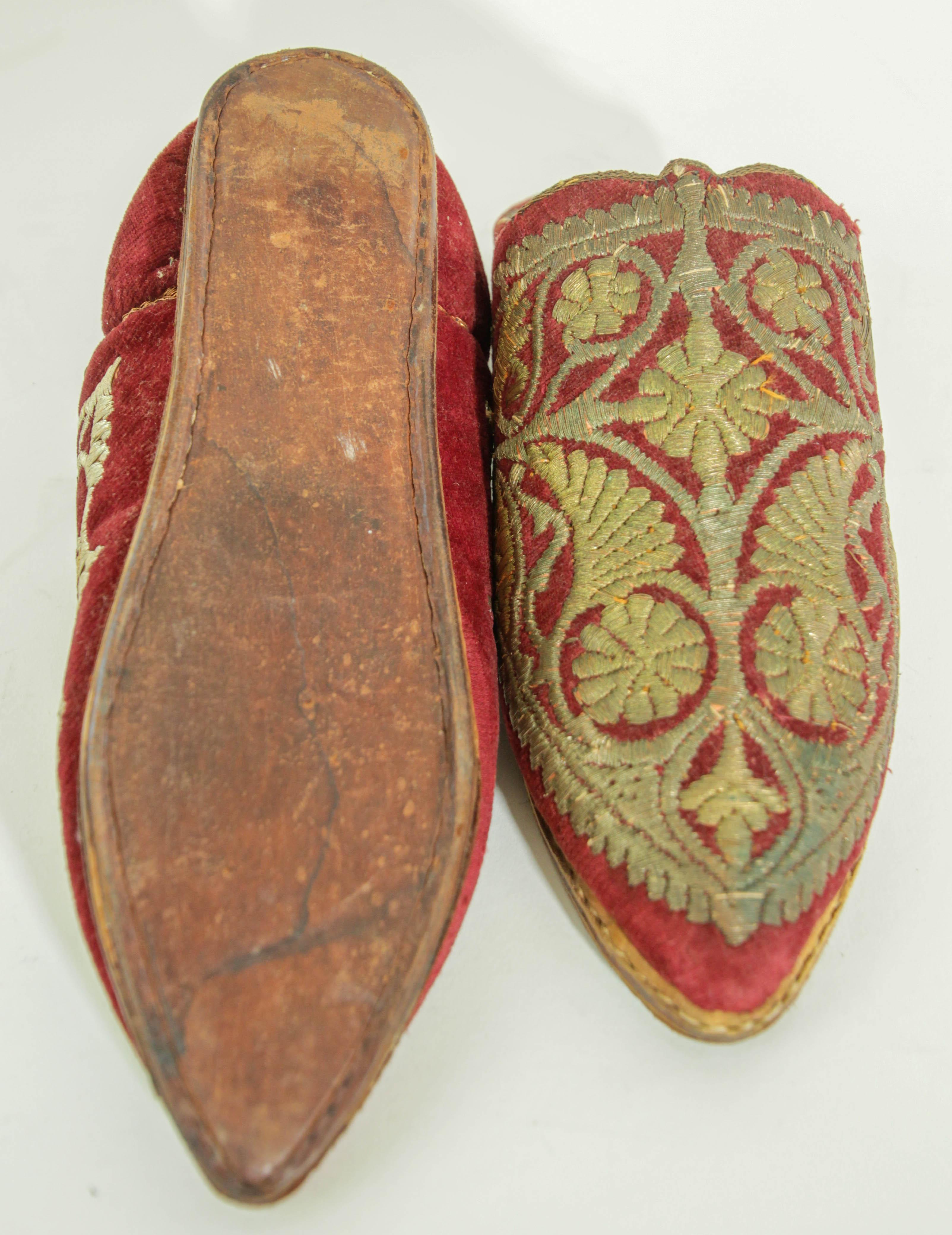 Antique Red Moroccan Embroidered Leather and Velvet Slippers Shoes Circa 1900s For Sale 1