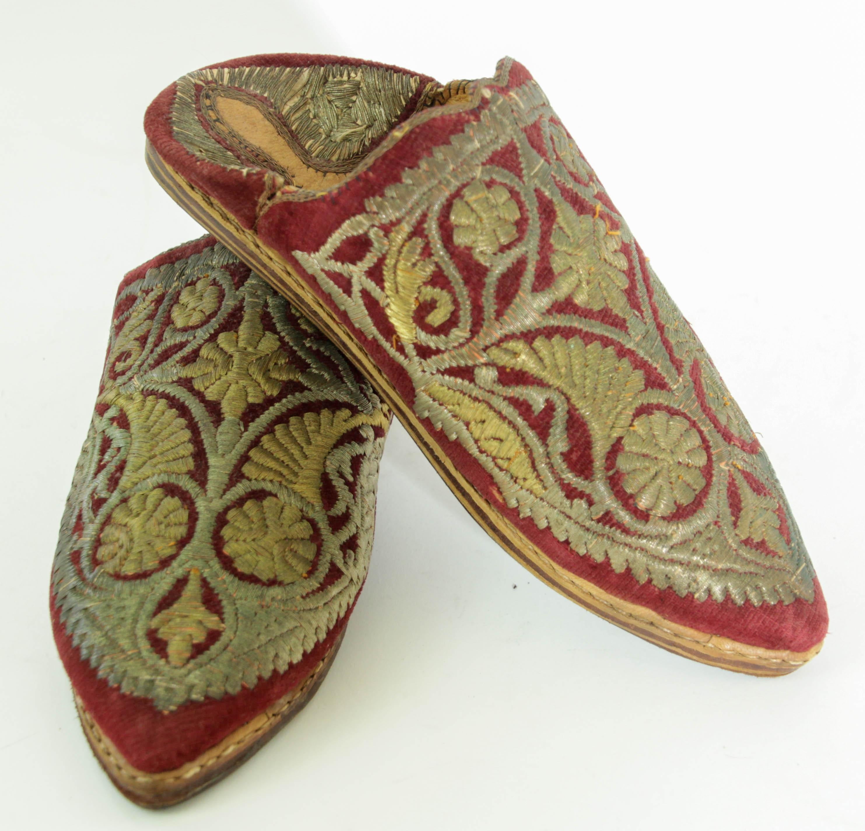 Antique Red Moroccan Embroidered Leather and Velvet Slippers Shoes Circa 1900s For Sale 2