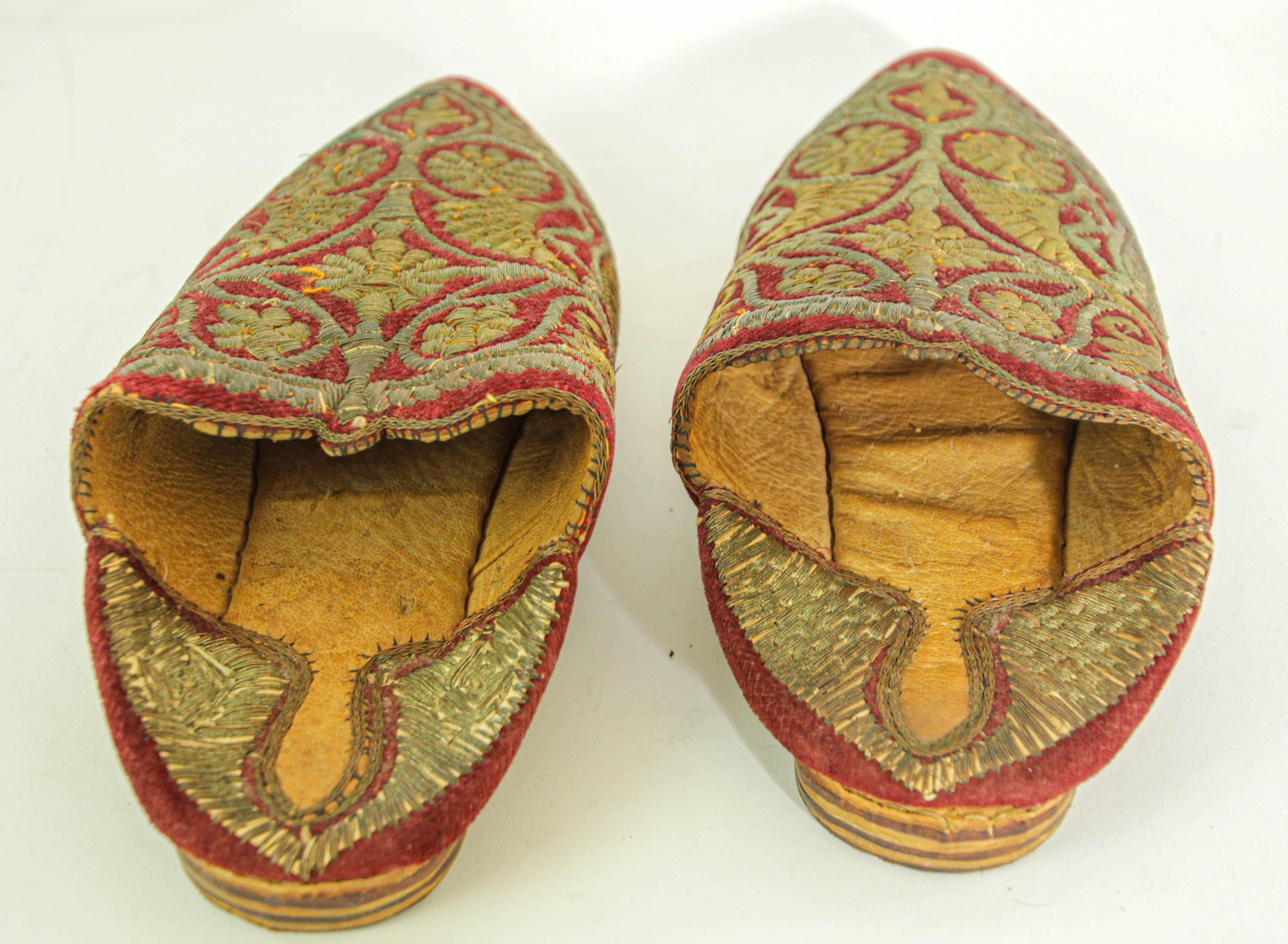 Antique Red Moroccan Embroidered Leather and Velvet Slippers Shoes Circa 1900s For Sale 3