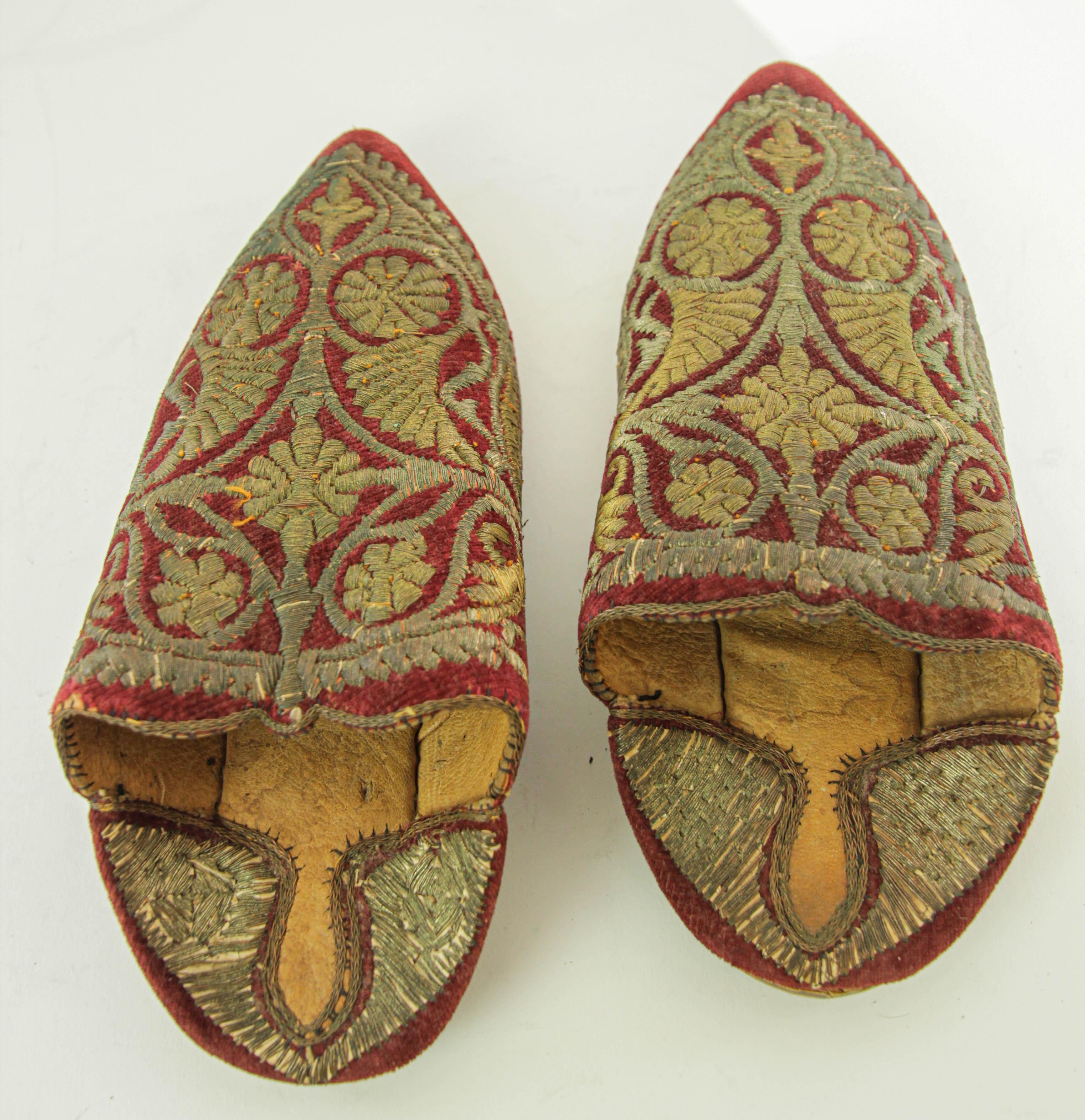 Antique Red Moroccan Embroidered Leather and Velvet Slippers Shoes Circa 1900s For Sale 4
