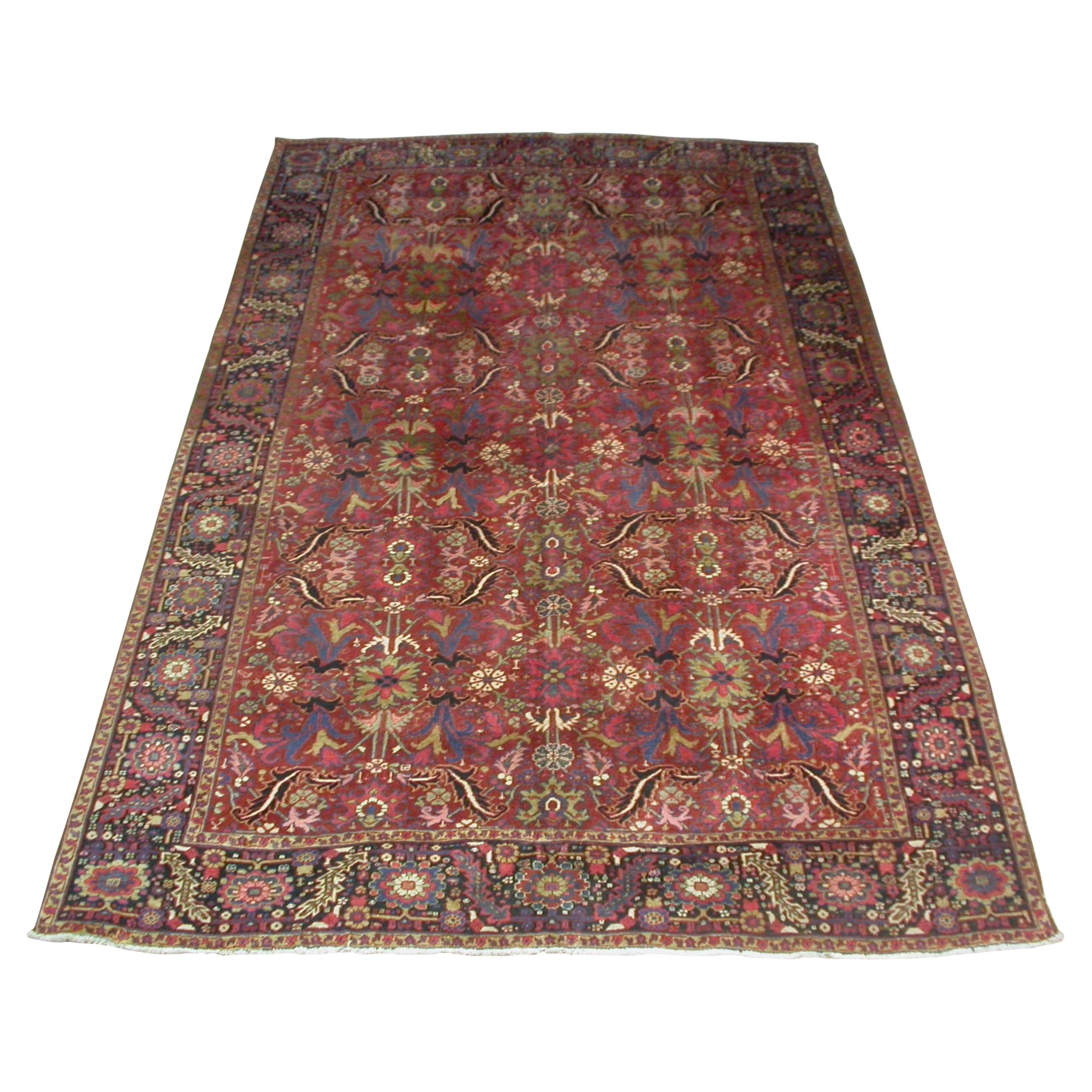 Ancien tapis persan Heriz tribal géométrique rouge, bleu marine et vert, vers 1930