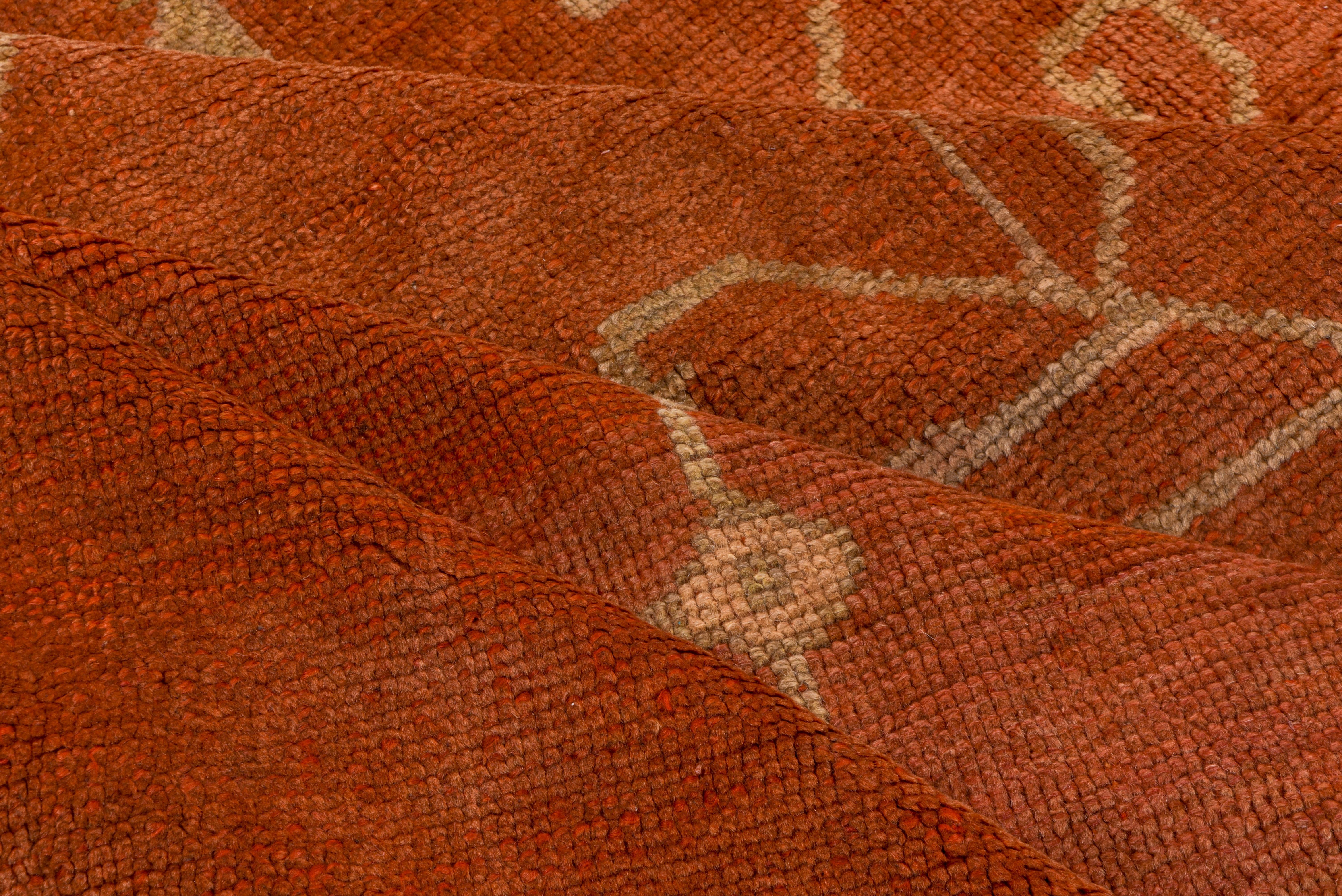 Noué à la main Grand tapis rouge ancien d'Oushak, vers les années 1910 en vente