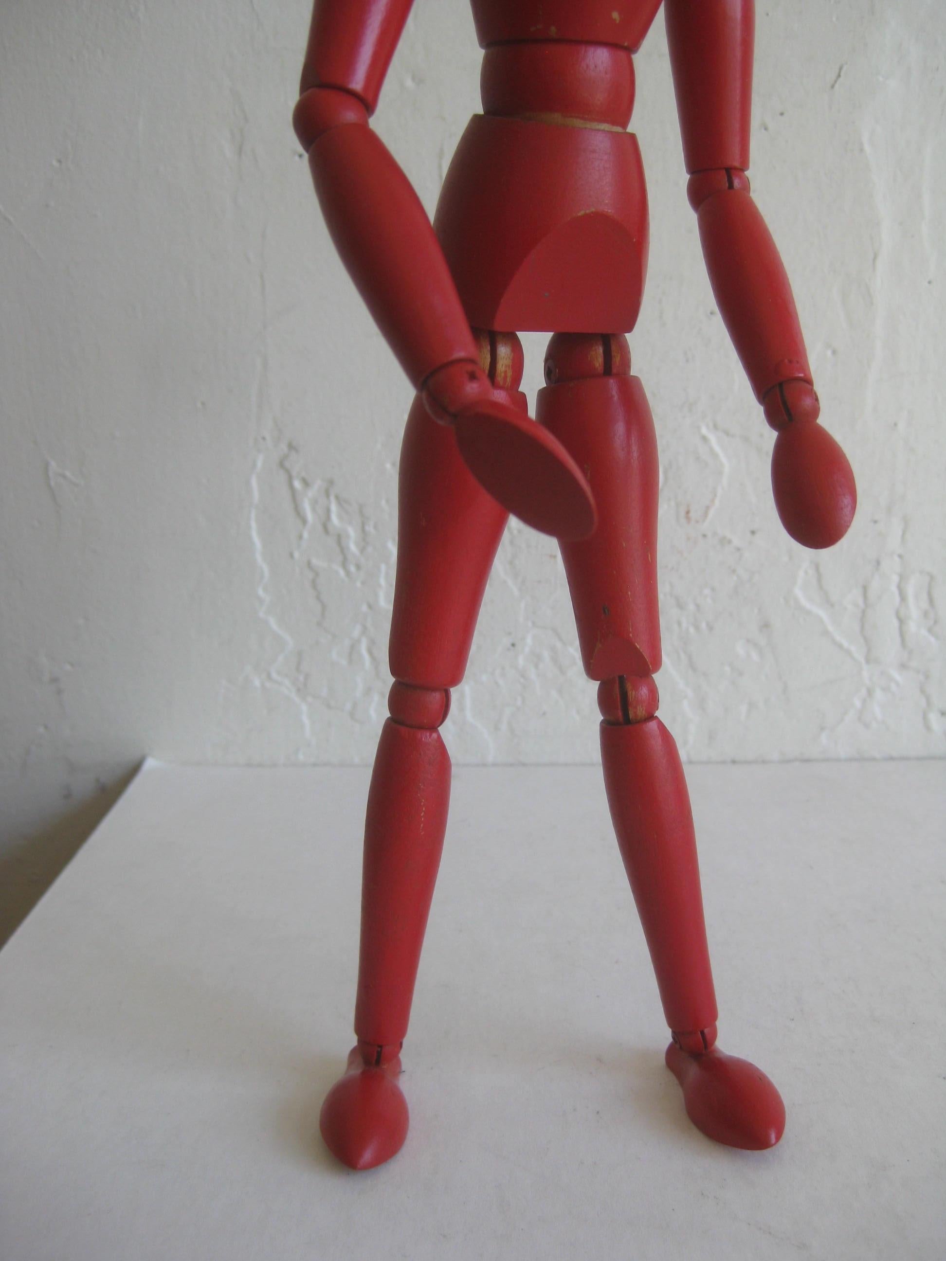 Ancienne statue de sculpture articulée en bois peinte en rouge représentant un nu, modèle de sculpture figuratif Bon état - En vente à San Diego, CA