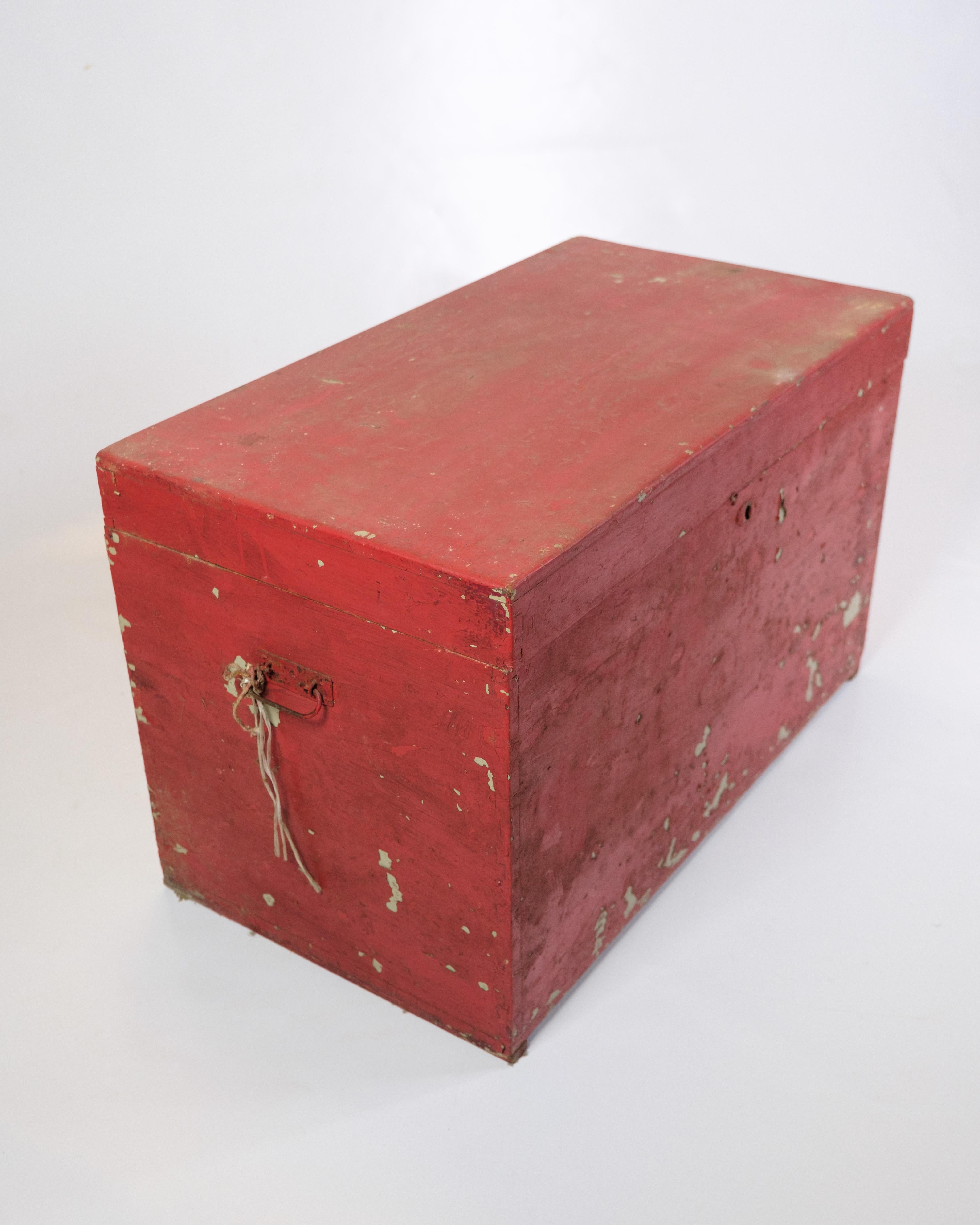 Antique Red Painted Chest From 1830s In Fair Condition For Sale In Lejre, DK