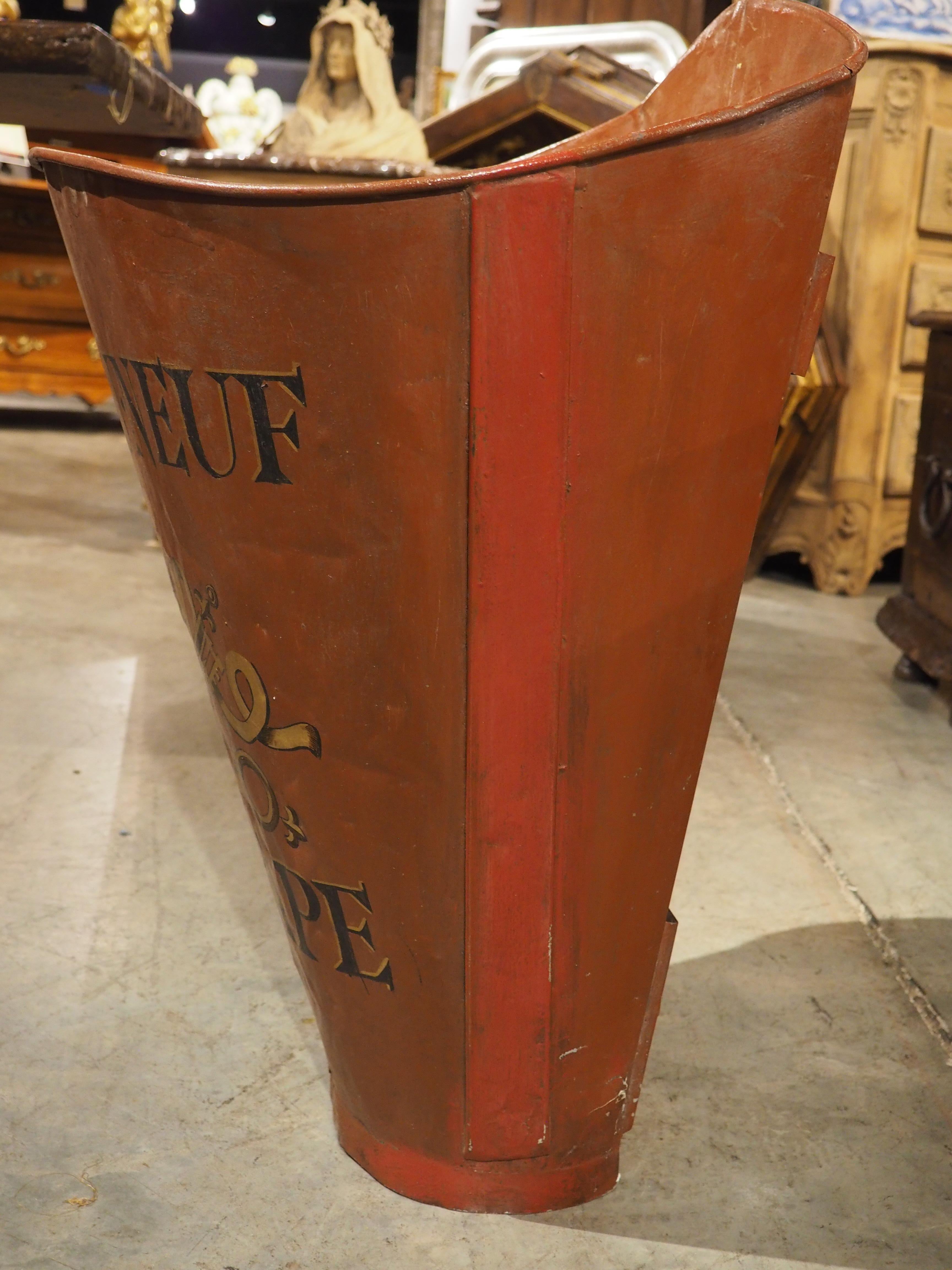 Antique French Hotte da vino dipinta di rosso della Haute-Garonne in vendita 7