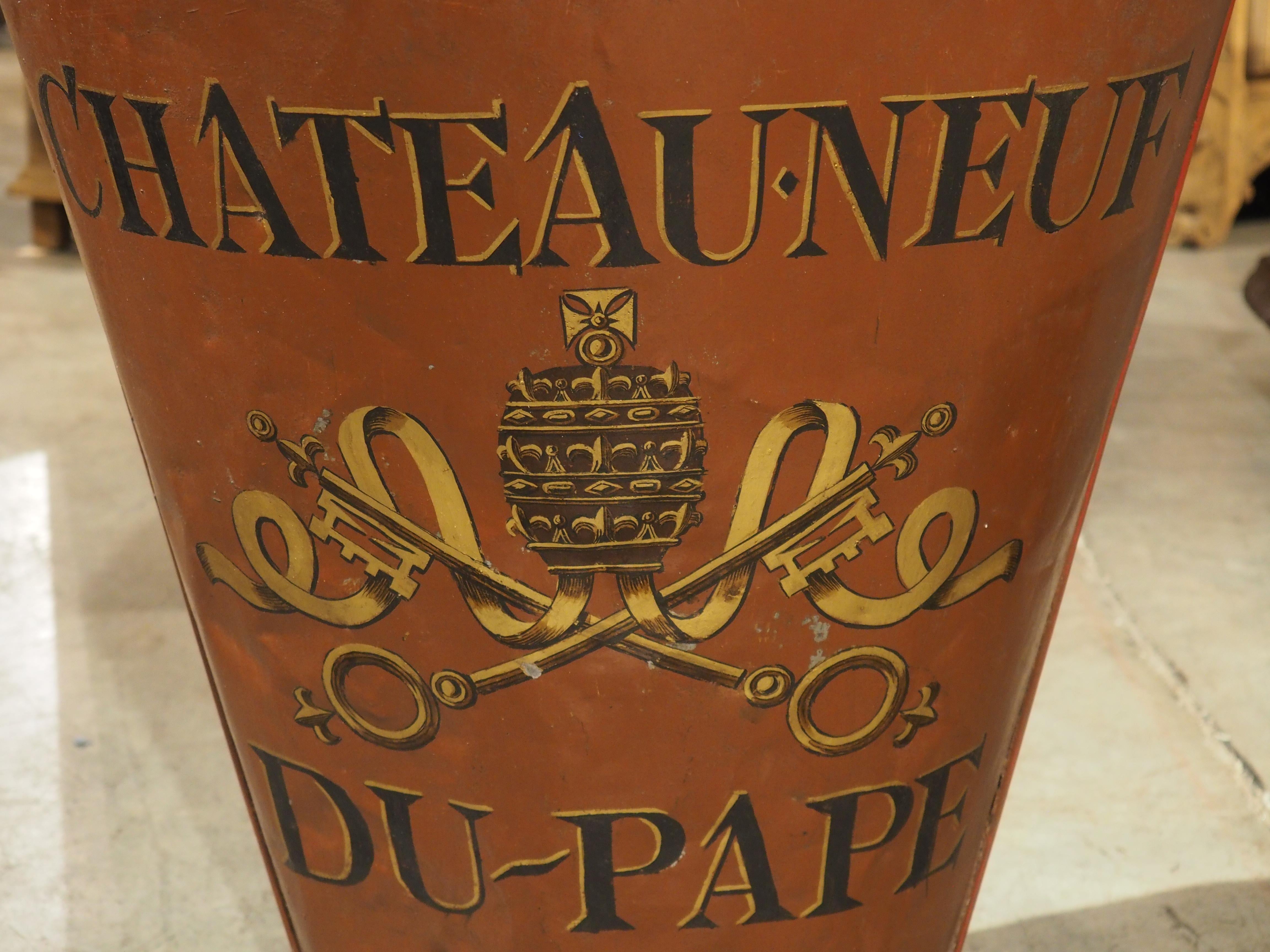 Francese Antique French Hotte da vino dipinta di rosso della Haute-Garonne in vendita