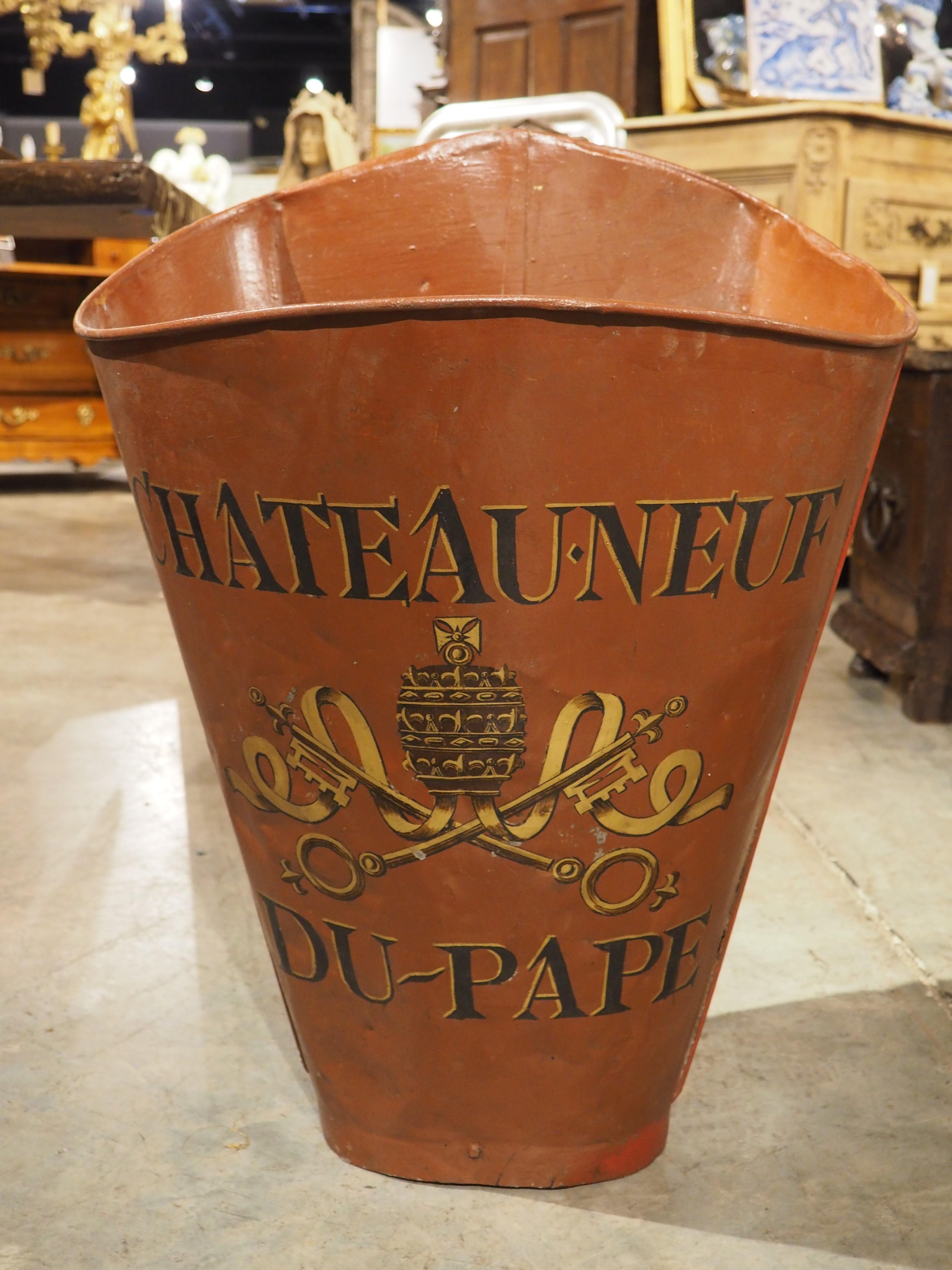 Antique French Hotte da vino dipinta di rosso della Haute-Garonne in vendita 1