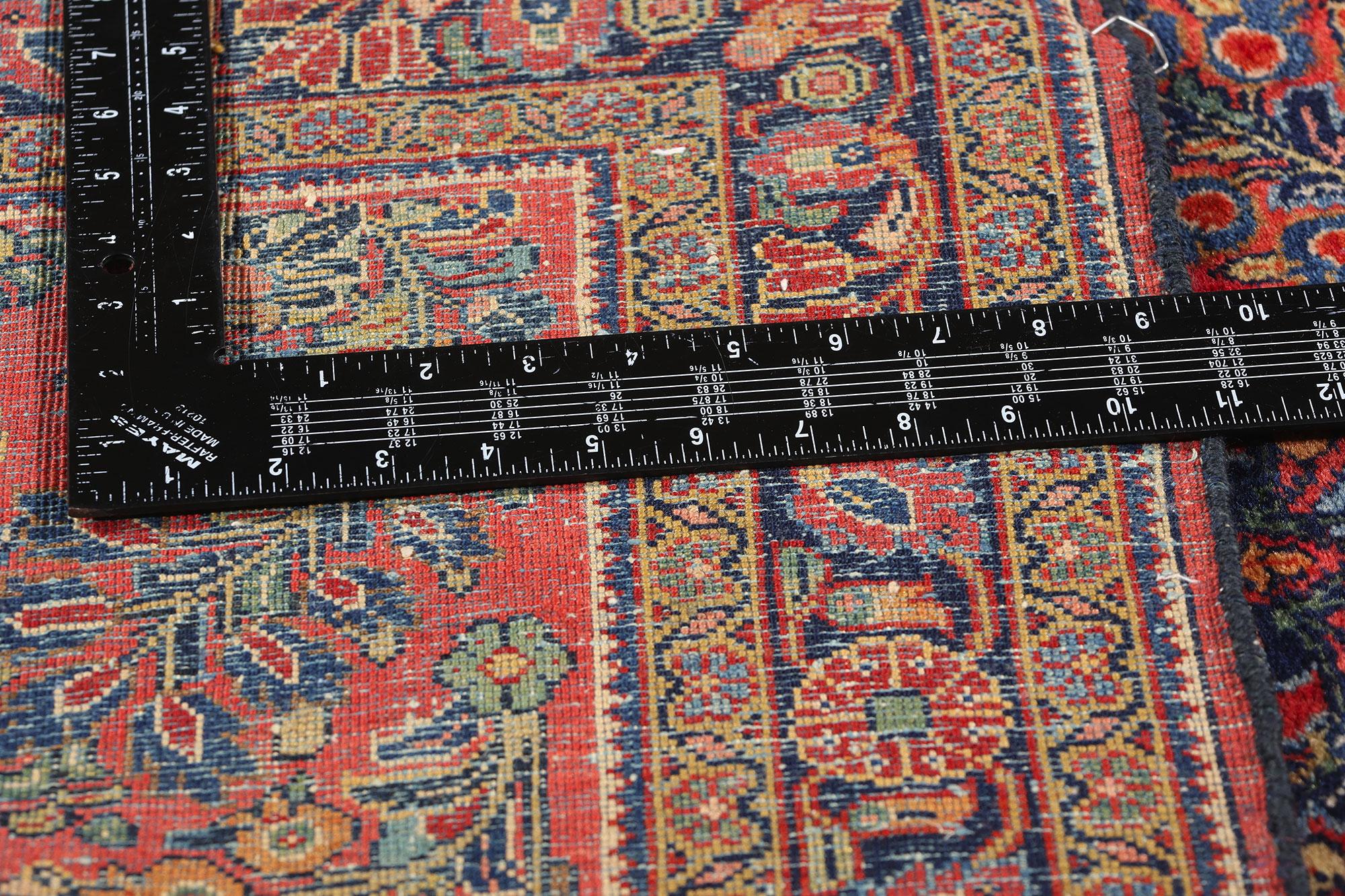 Tapis Sarouk rouge persan à fleurs anciennes Bon état - En vente à Dallas, TX
