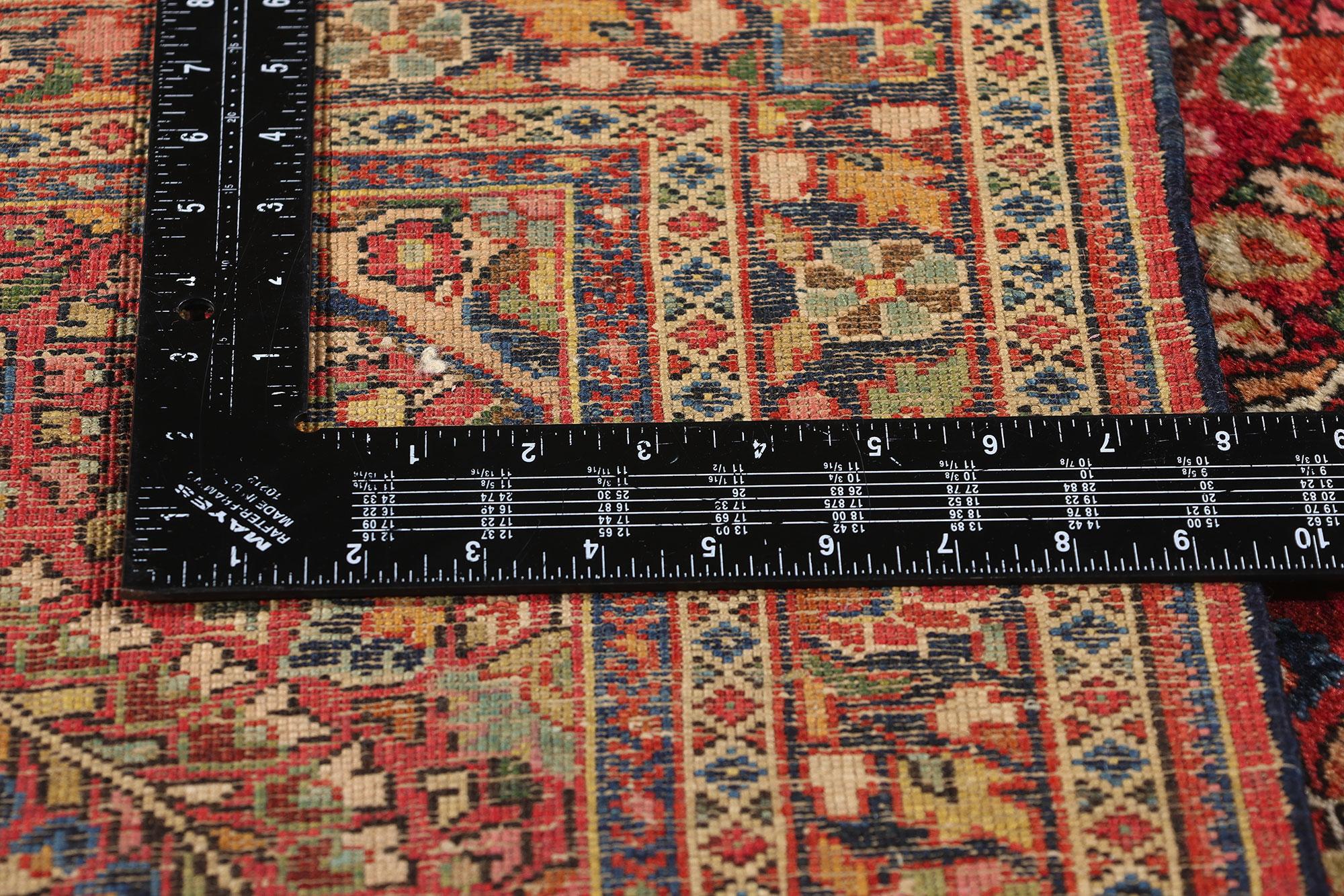 Tapis Sarouk rouge persan à fleurs anciennes Bon état - En vente à Dallas, TX