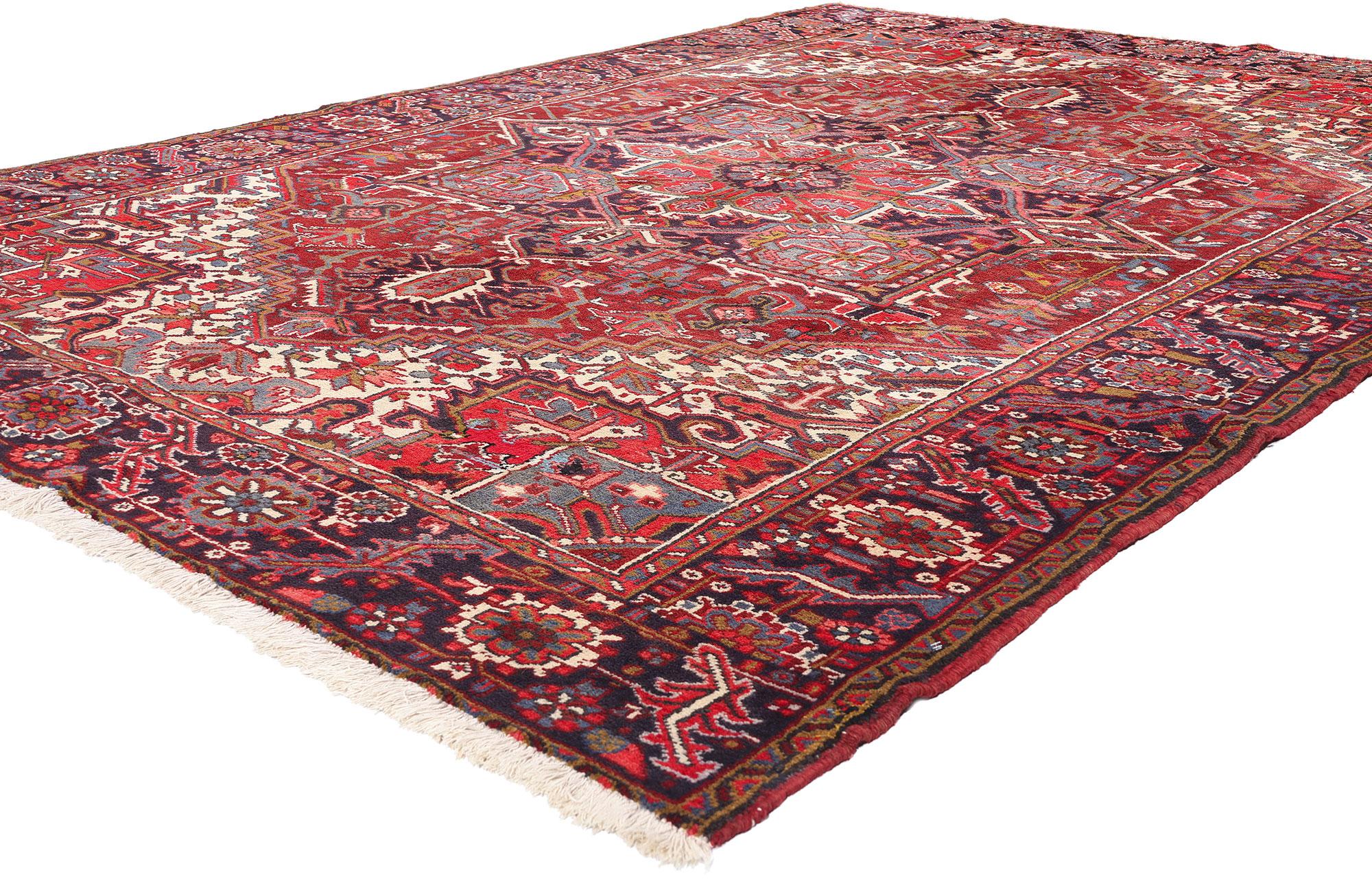 90003 Tapis persan ancien Heriz, 07'10 x 10'10. Ce tapis Heriz persan antique en laine noué à la main dégage une élégance intemporelle avec son médaillon central octofoil saisissant, ancré par des pendentifs de palmettes flamboyantes à chaque