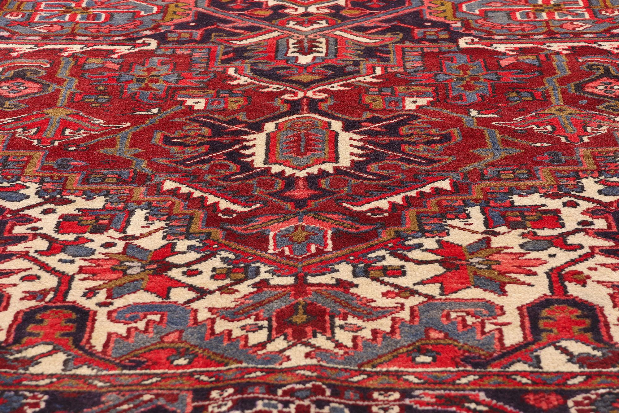Noué à la main Antique Red Persian Heriz Rug with Traditional Style en vente