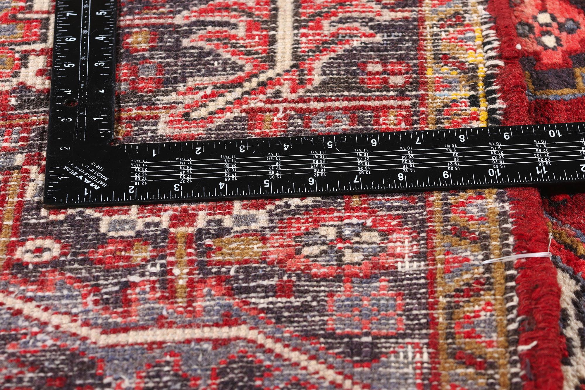 Antique Red Persian Heriz Rug with Traditional Style Bon état - En vente à Dallas, TX