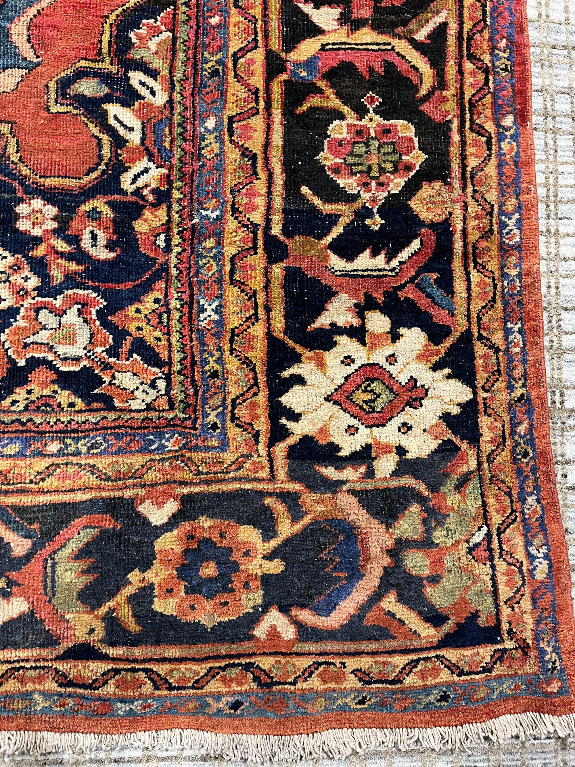 9'2 x 12'9. Dieses exzellente Stück ist in sehr gutem Zustand und würde einen wunderbaren Akzent zu einem formellen Wohnzimmer, Esszimmer oder Bibliothek machen. Mahal bedeutet in der Welt der Teppiche viele Dinge. Die antiken Perserteppiche der