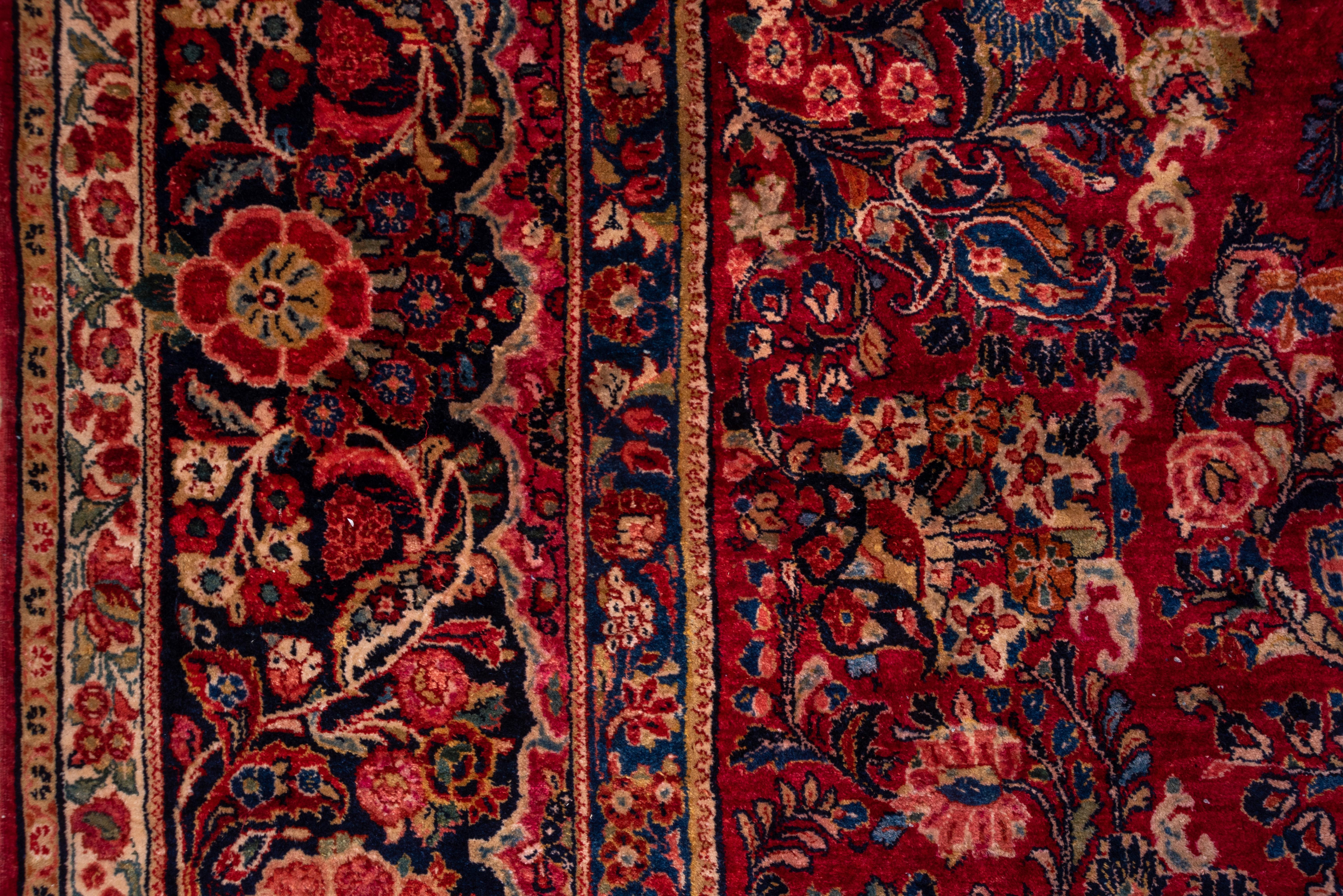 Antiker roter persischer Sarouk-Teppich aus Sarouk, All-Over- Field, seidener Flor (Wolle) im Angebot