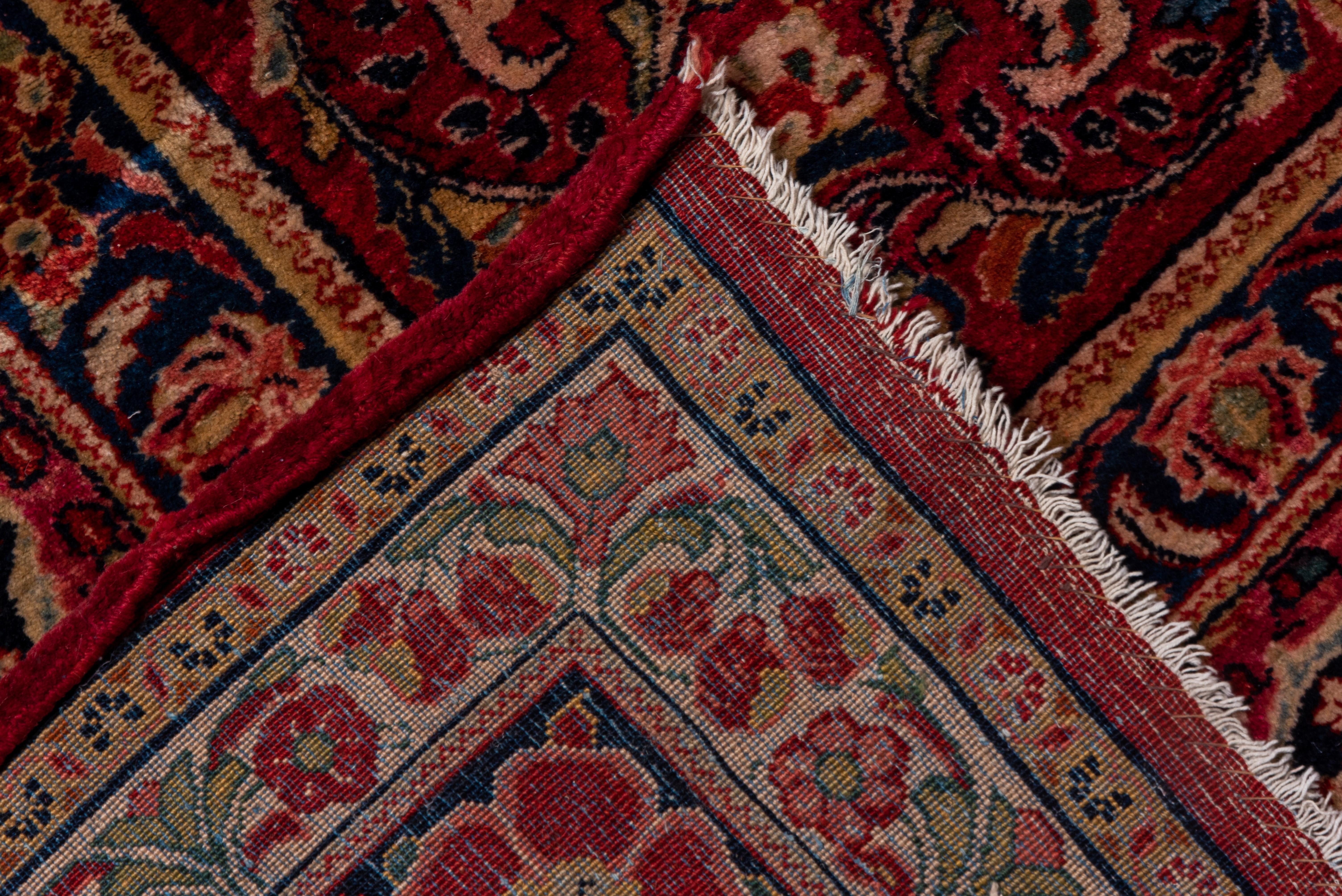 Antiker roter persischer Sarouk-Teppich aus Sarouk, All-Over- Field, seidener Flor im Angebot 1