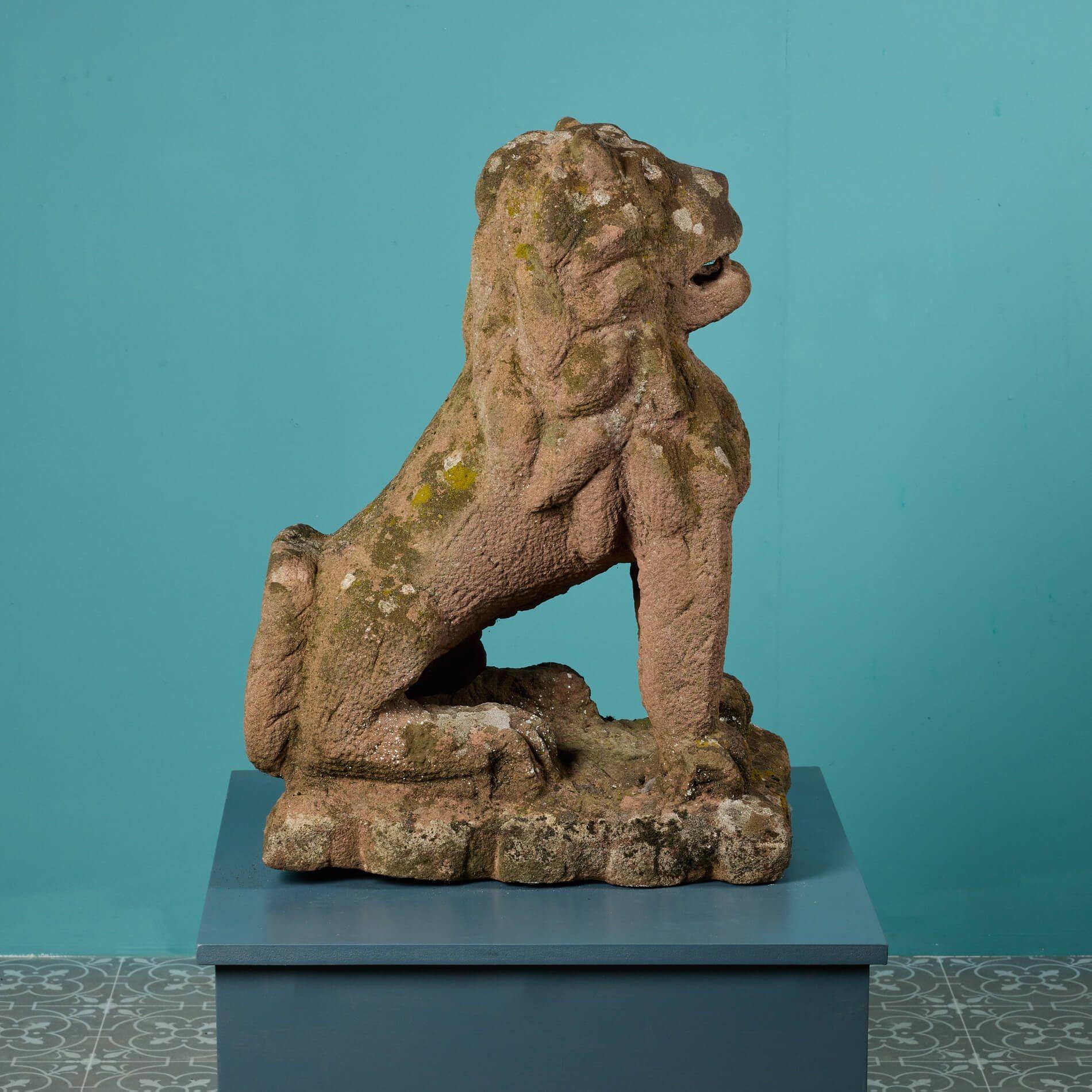 Antike Löwenstatue aus rotem Sandstein (Viktorianisch) im Angebot