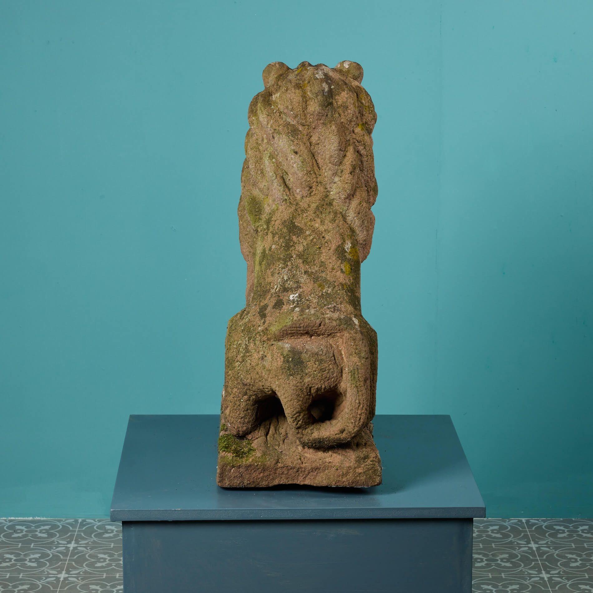 Antike Löwenstatue aus rotem Sandstein im Zustand „Relativ gut“ im Angebot in Wormelow, Herefordshire