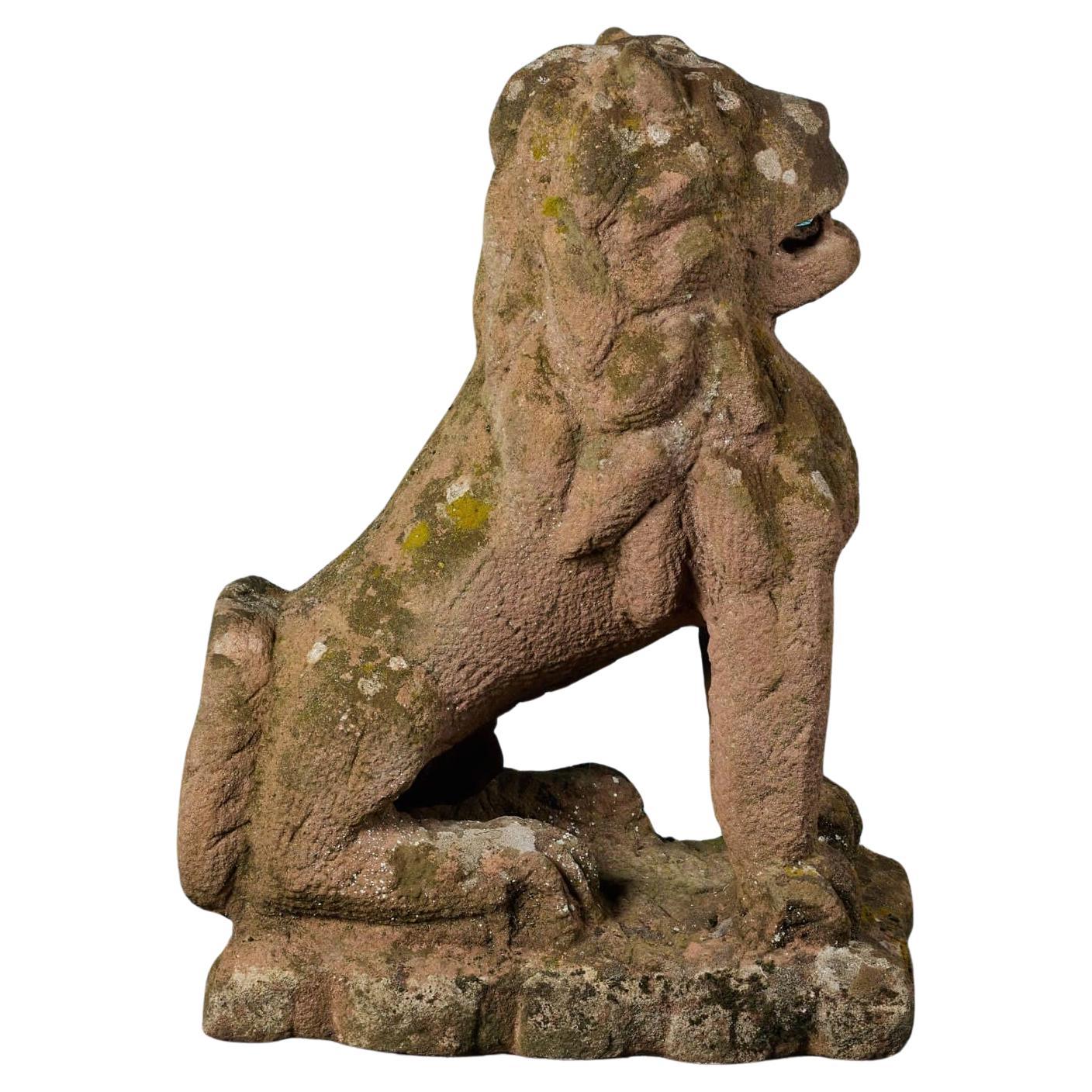 Statue de lion en grès rouge antique