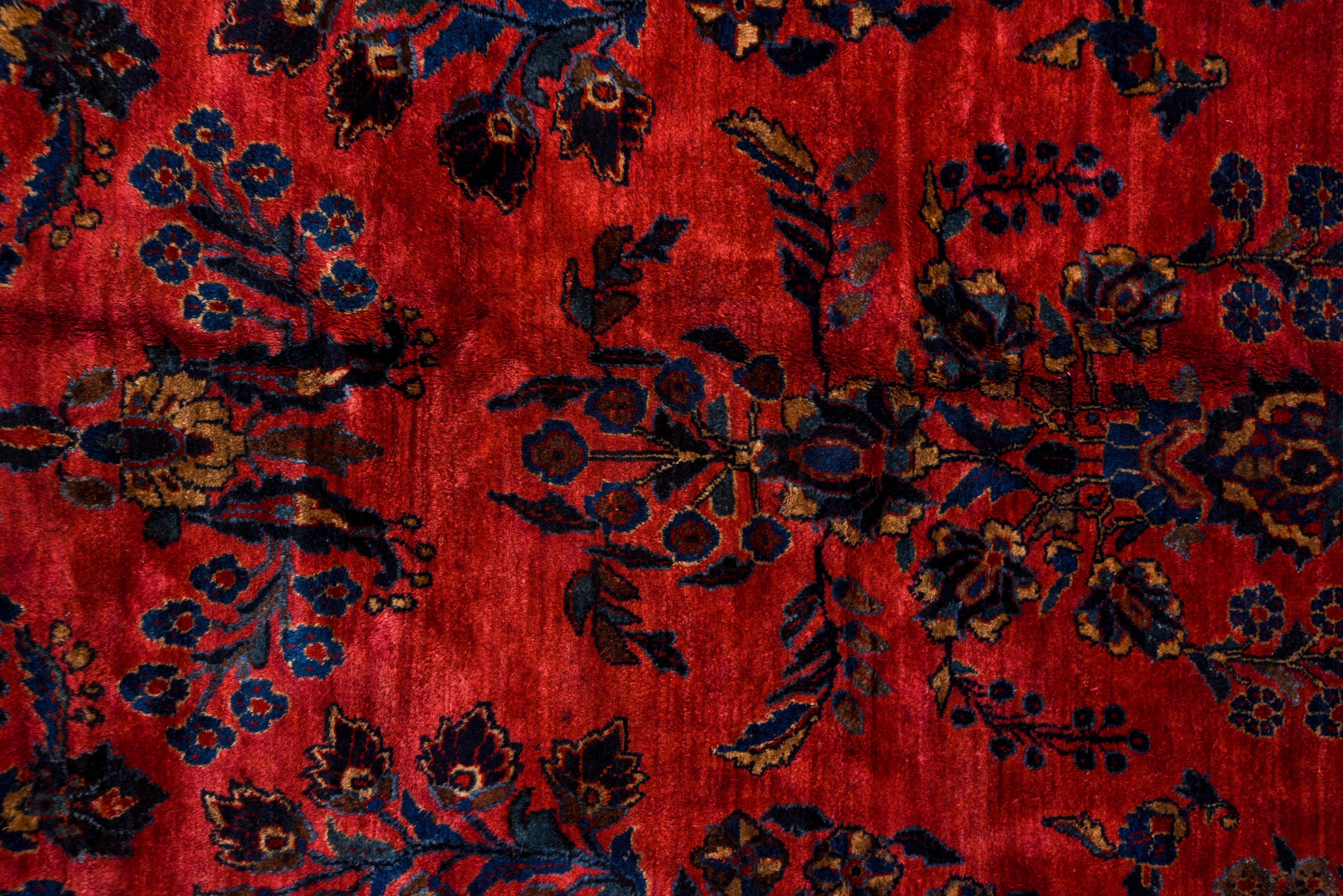 Antique Red Sarouk Carpet, Excellent Condition In Excellent Condition For Sale In New York, NY