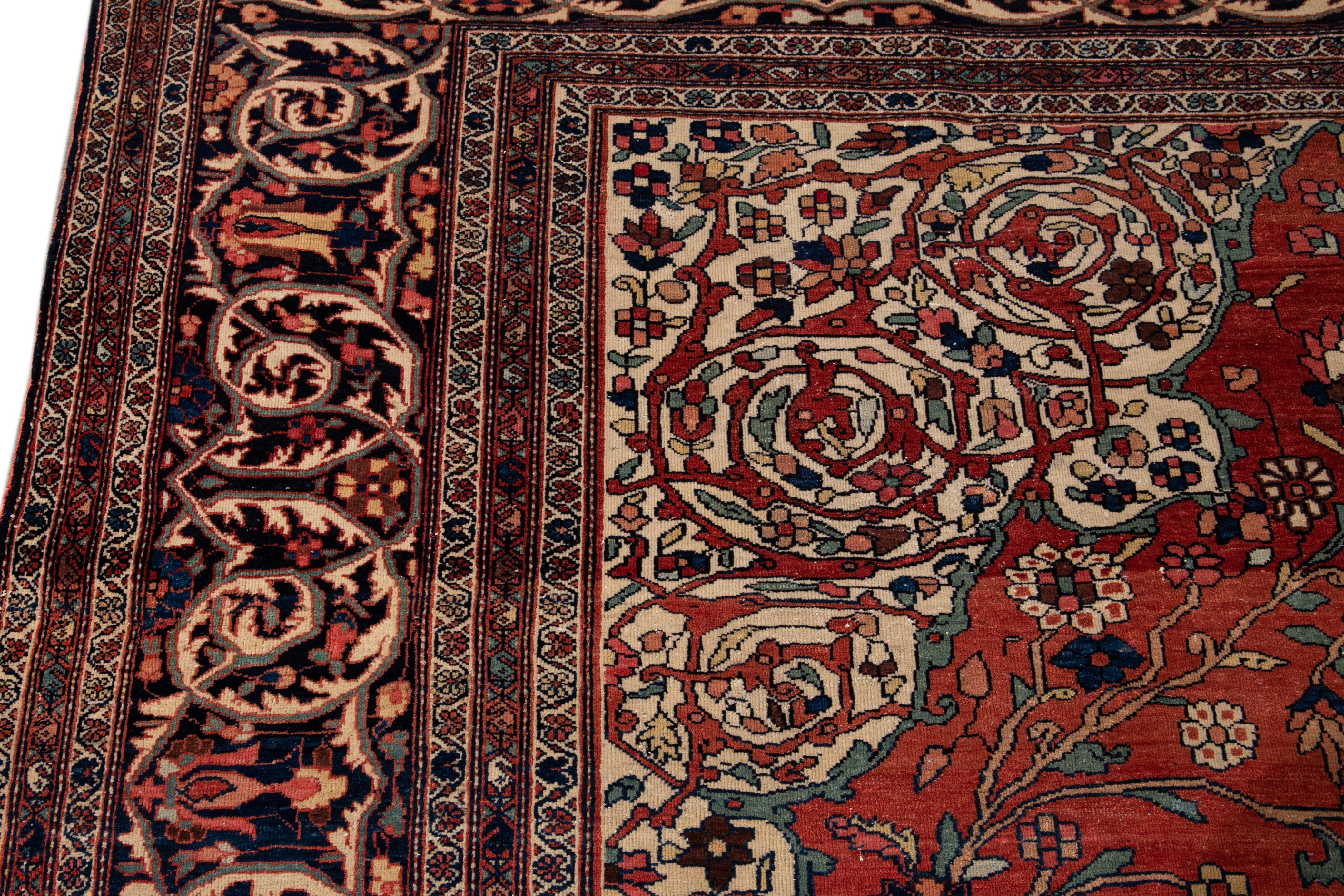 Noué à la main Ancien tapis persan Farahan rouge en laine Sarouk à motif de médaillon en vente