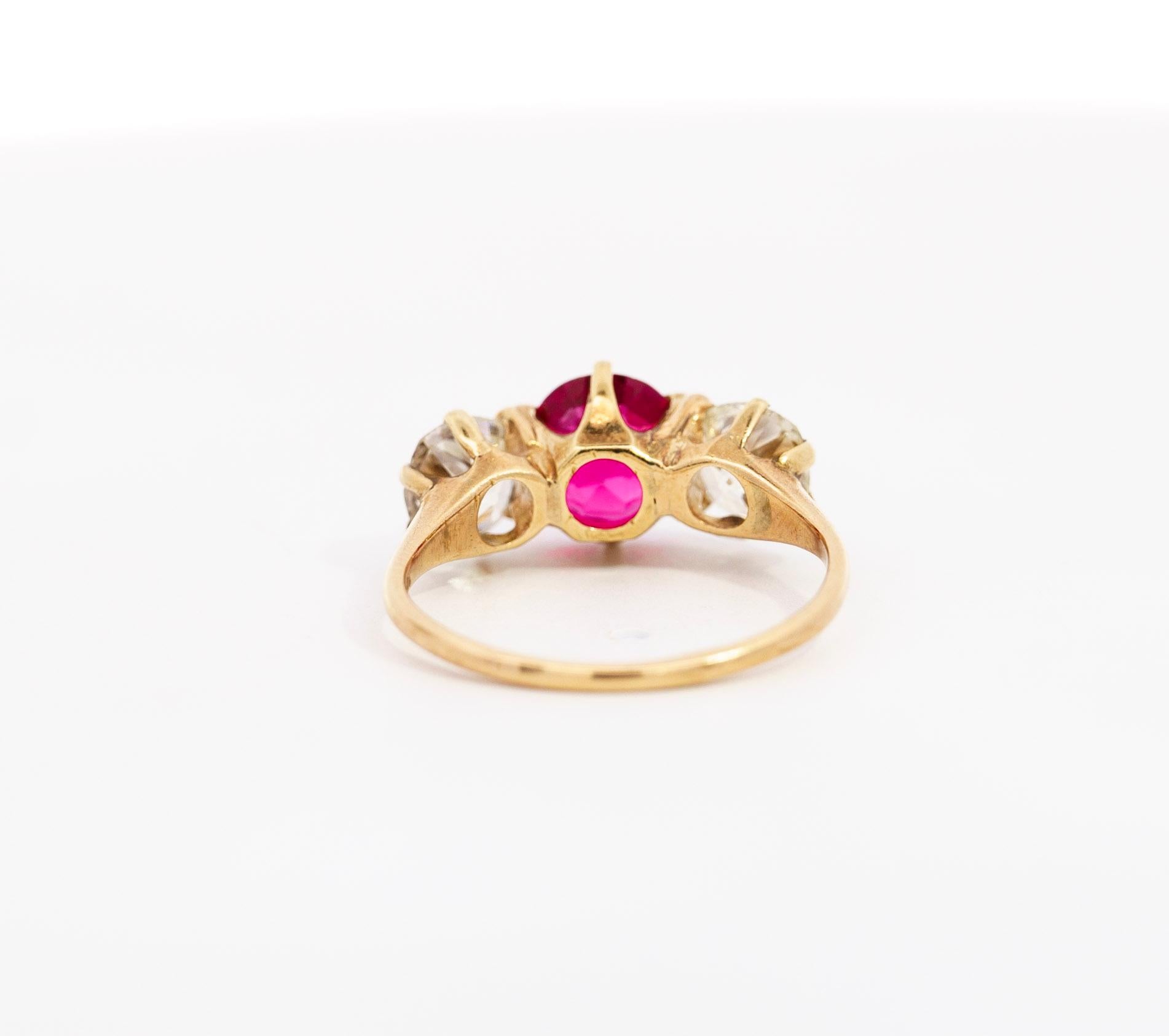 Antique Red Spinel and Old Mine Diamond 14K Yellow Gold Three-Stone Ring In Excellent Condition For Sale In Miami, FL