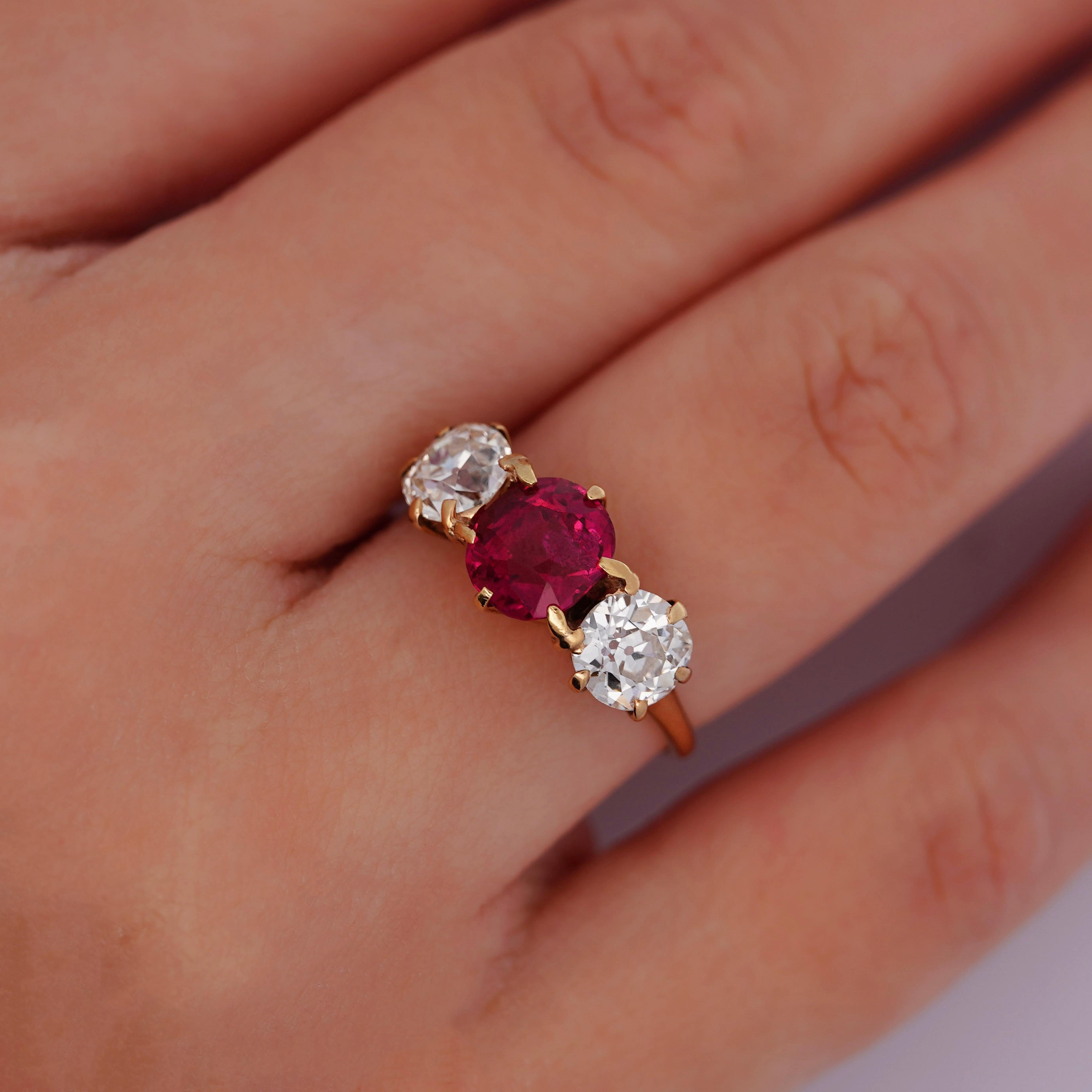 Antique Red Spinel and Old Mine Diamond 14K Yellow Gold Three-Stone Ring For Sale 2