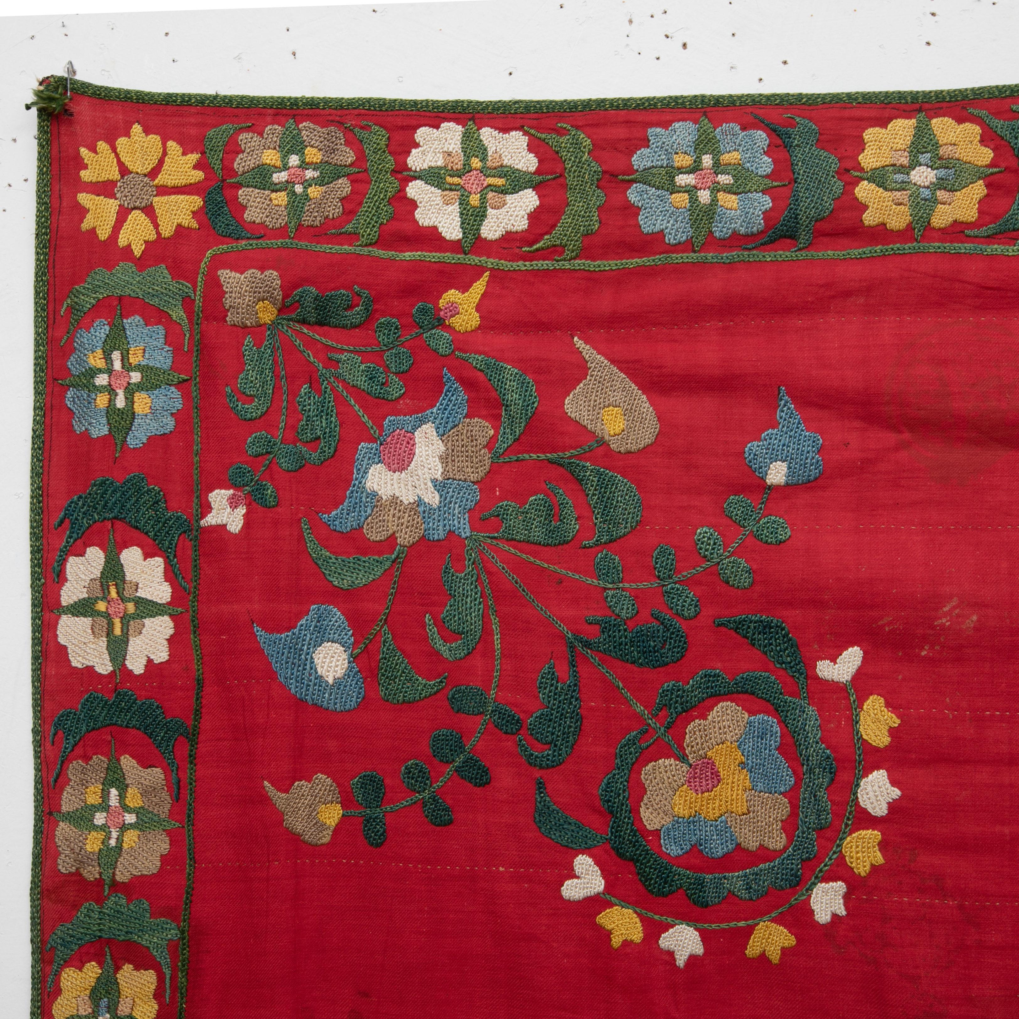 Antique Red Suzani from Tashkent, Uzbekistan In Good Condition For Sale In Istanbul, TR