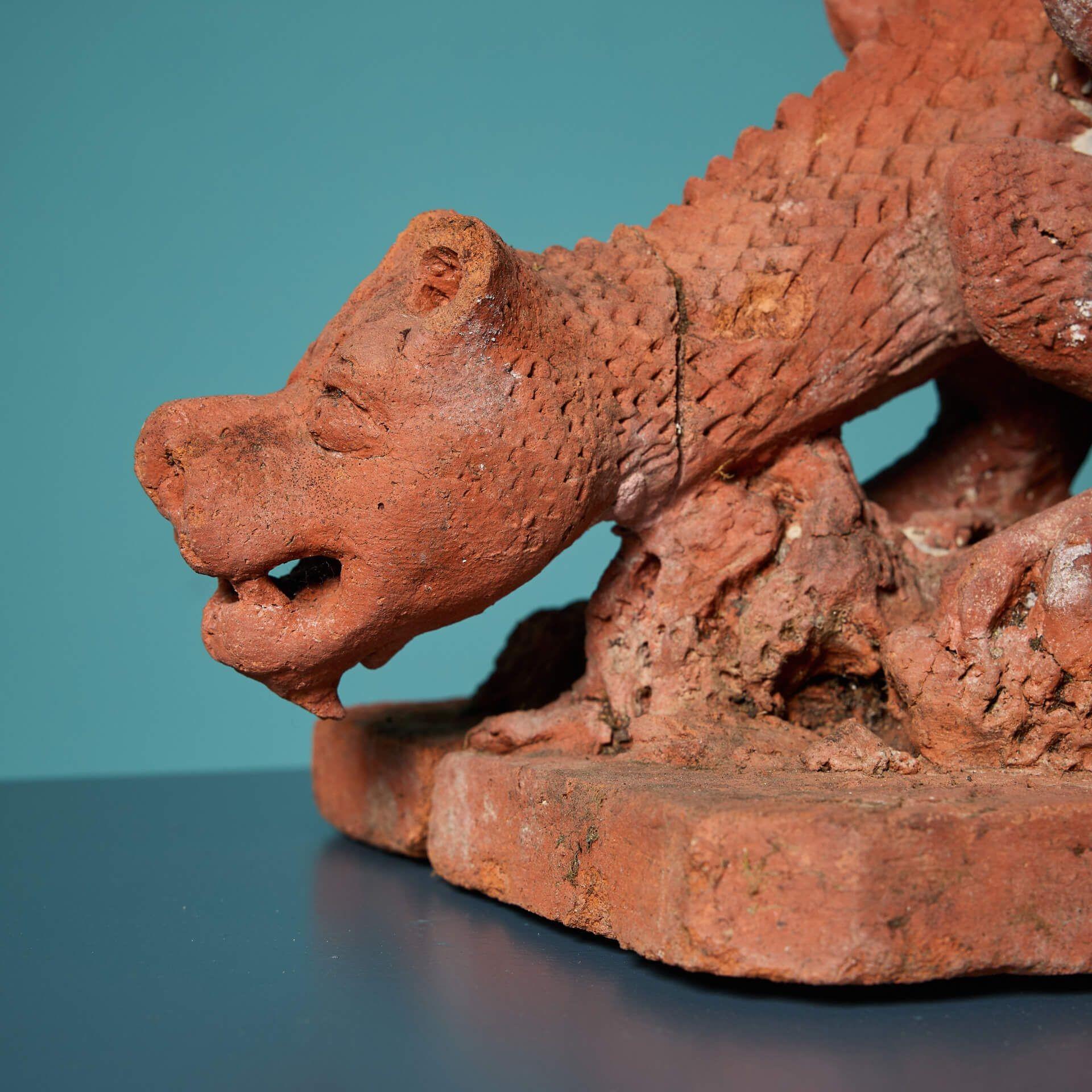 Estatua antigua de dragón de terracota roja Victoriano en venta