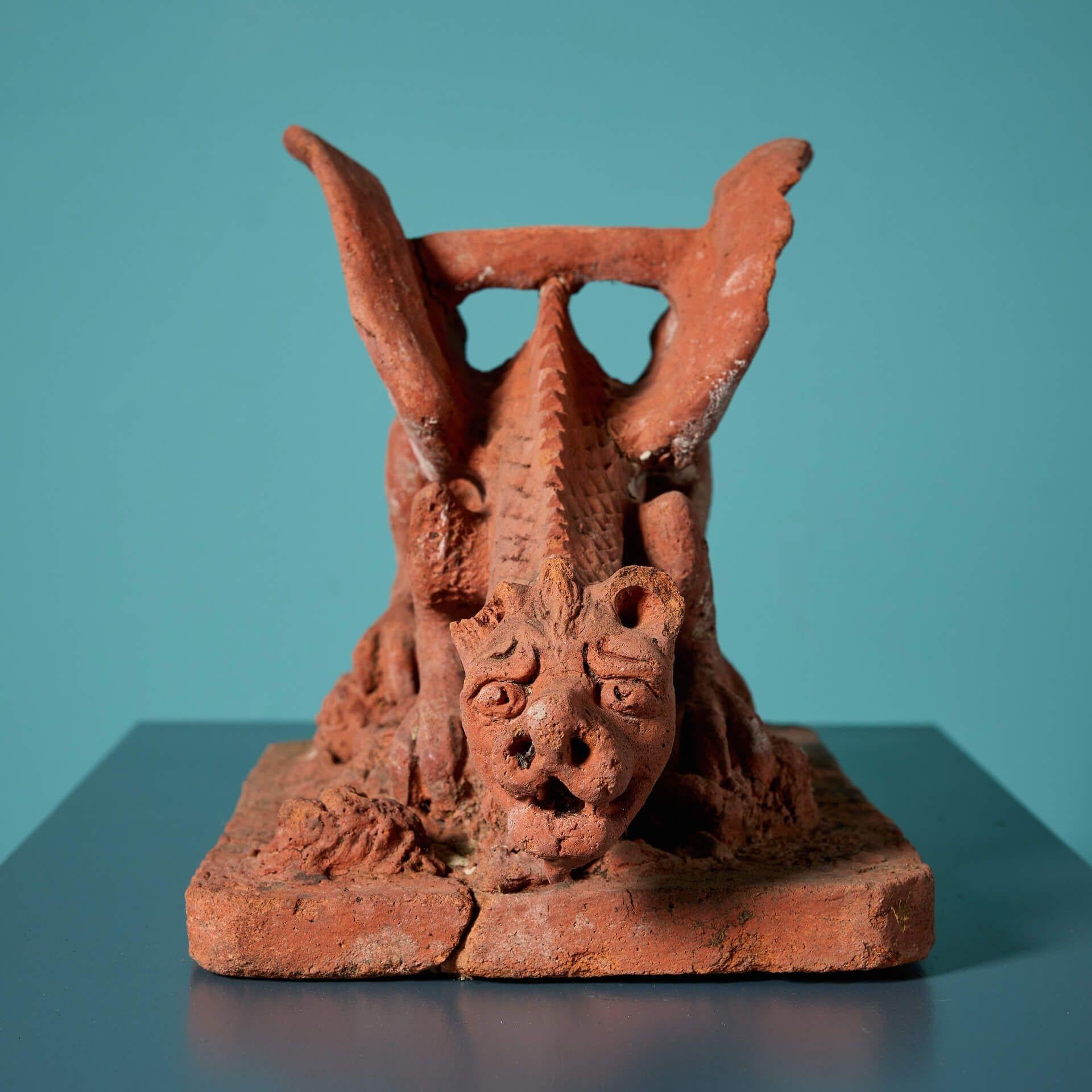 Estatua antigua de dragón de terracota roja en Bastante bueno estado para la venta en Wormelow, Herefordshire
