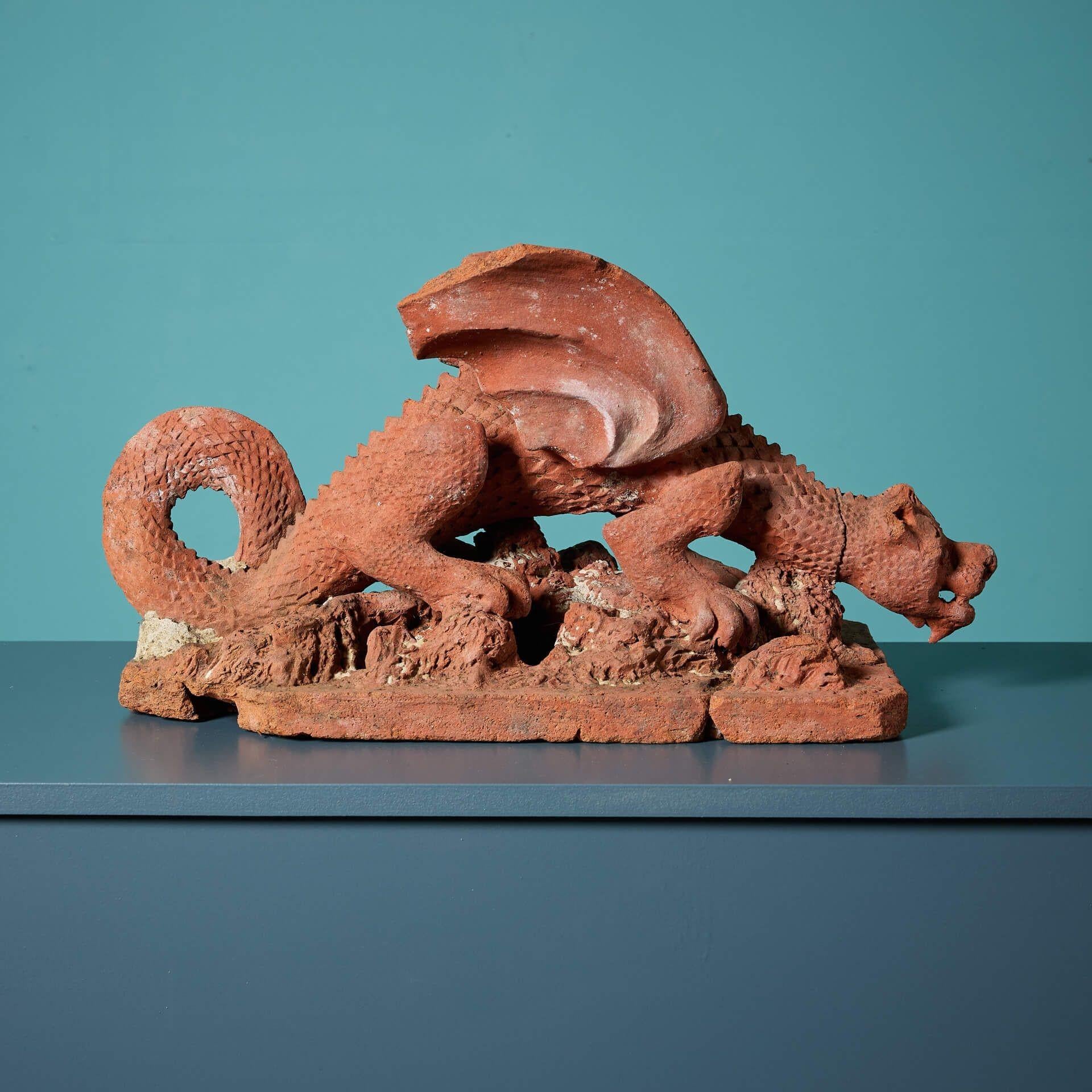 Estatua antigua de dragón de terracota roja siglo XX en venta