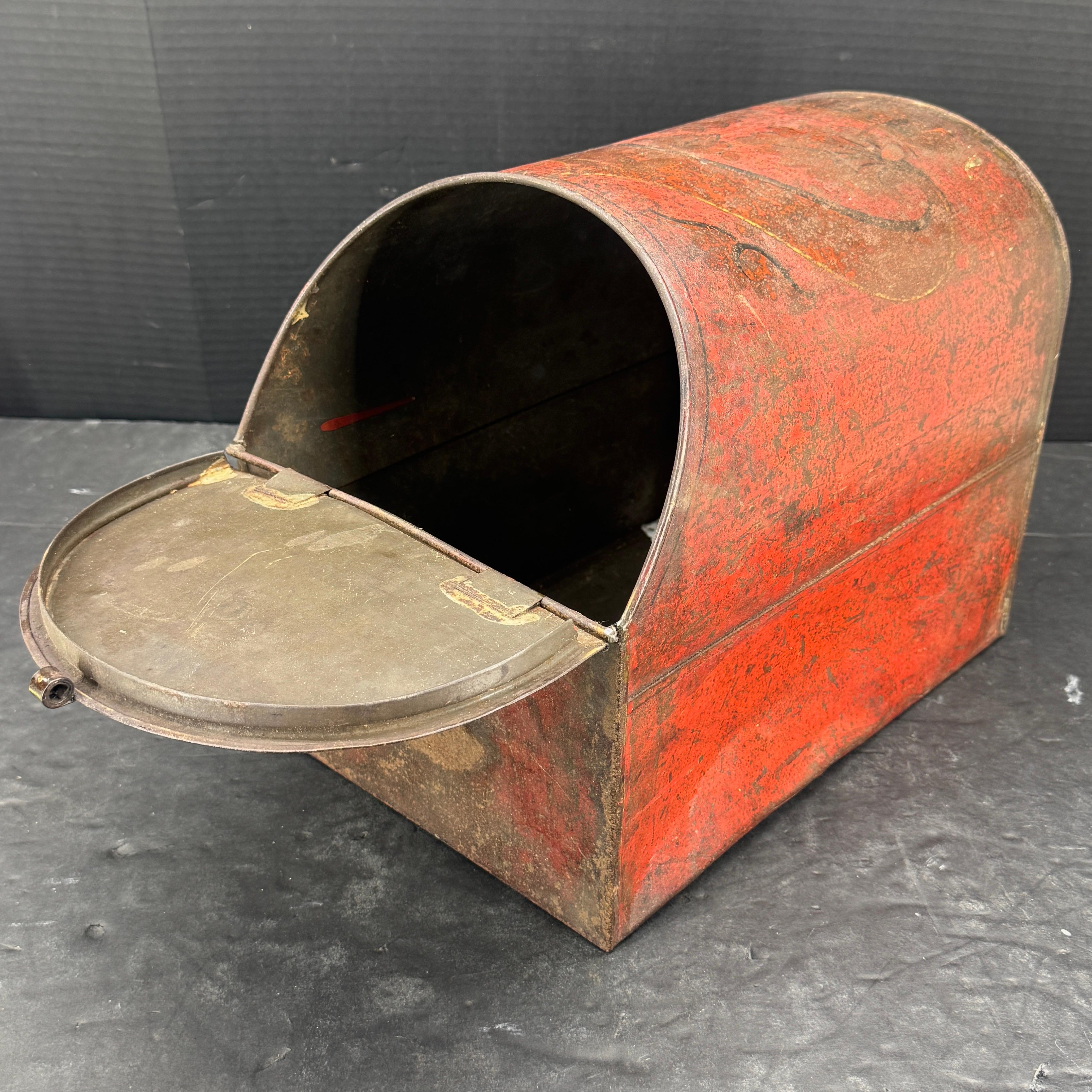 Splendida patina su questo antico barattolo per il tè o il caffè. È sicuramente un pezzo unico che potrebbe essere utilizzato sul bancone di una cucina o in un negozio al dettaglio. Ovunque venga esposto, questo cestino vintage per la conservazione