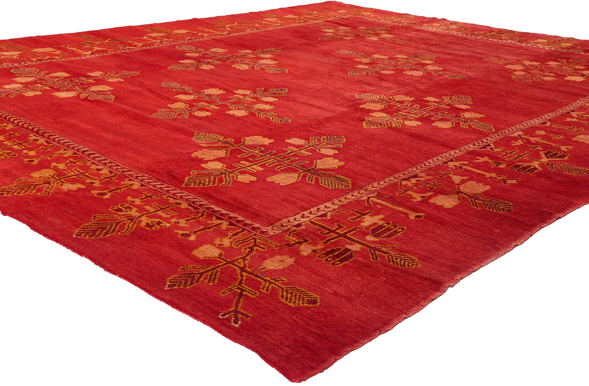 74999 Antiker roter türkischer Oushak-Teppich, 10'00 x 12'03. Dieser faszinierende handgeknüpfte antike türkische Oushak-Teppich ist eine strahlende Symphonie aus feurigen Rottönen und goldenen Akzenten, ein Meisterwerk voller Geschichte und