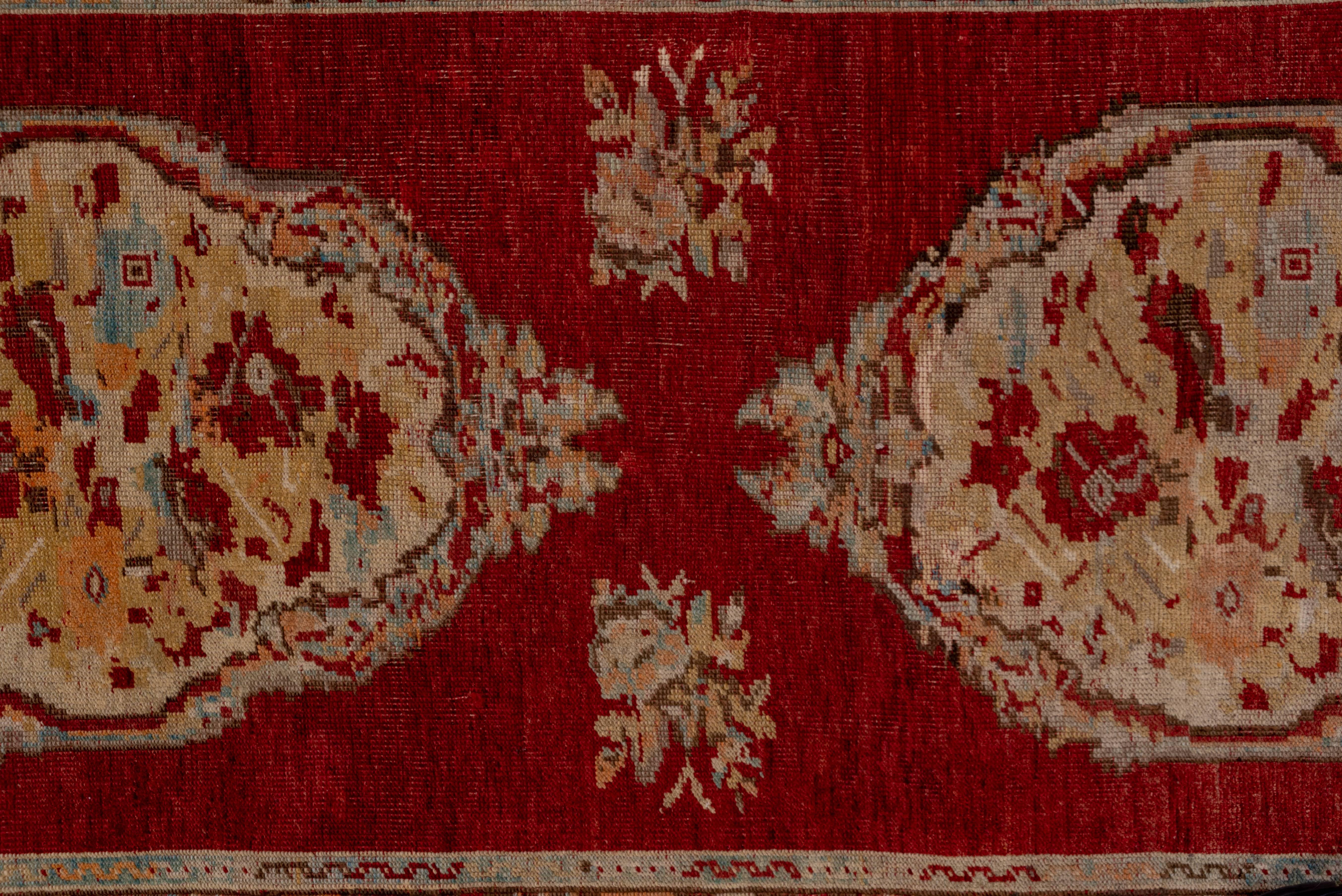 Antiker roter türkischer Oushak-Läufer (Mitte des 20. Jahrhunderts) im Angebot