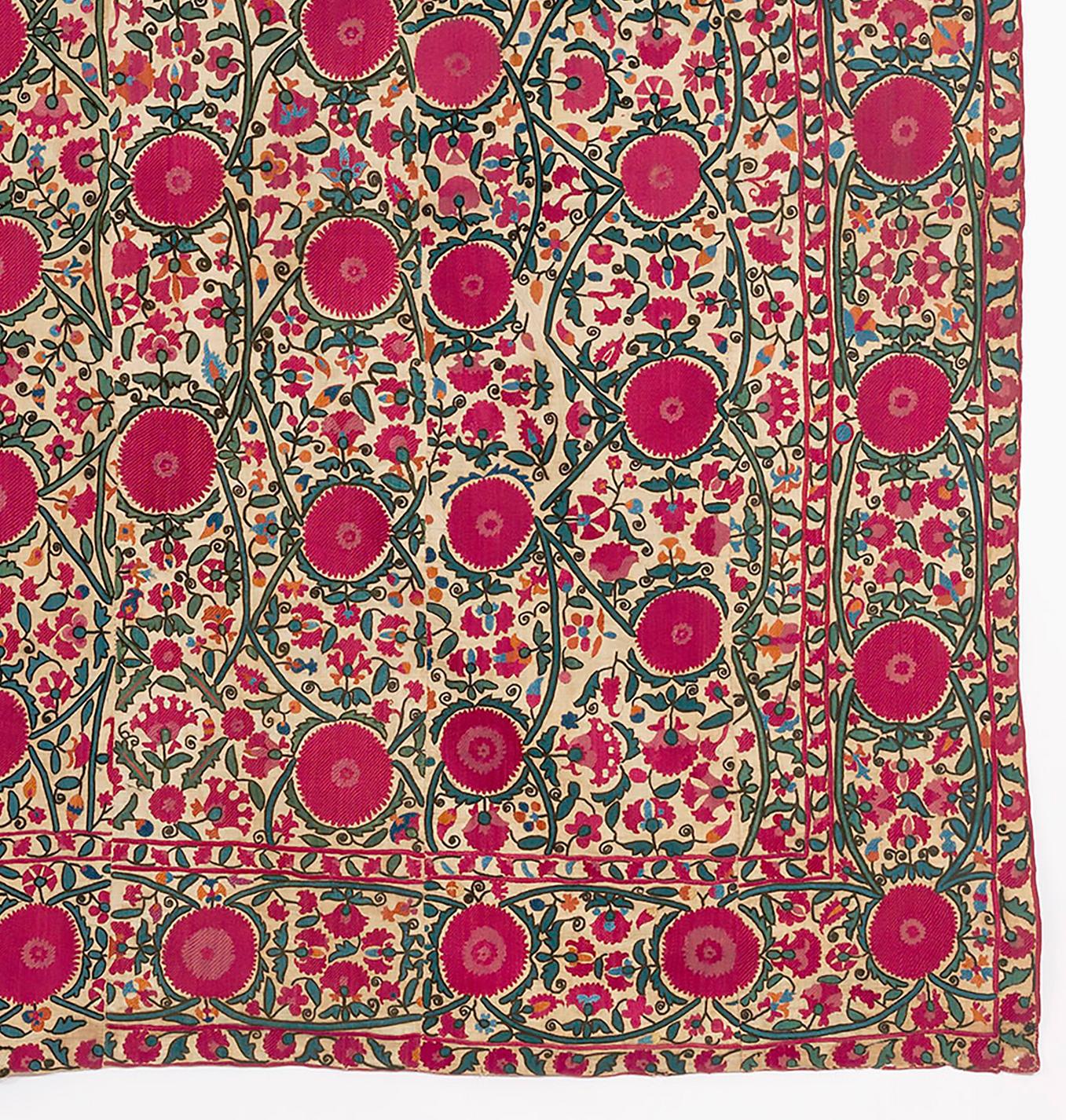 Antique Broderie Suzani Ouzbek Rouge 1ère moitié du 19ème siècle 6'4 x 7'4 Bon état - En vente à New York, NY