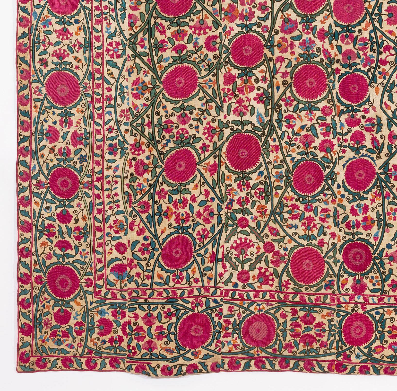 Laine Antique Broderie Suzani Ouzbek Rouge 1ère moitié du 19ème siècle 6'4 x 7'4 en vente