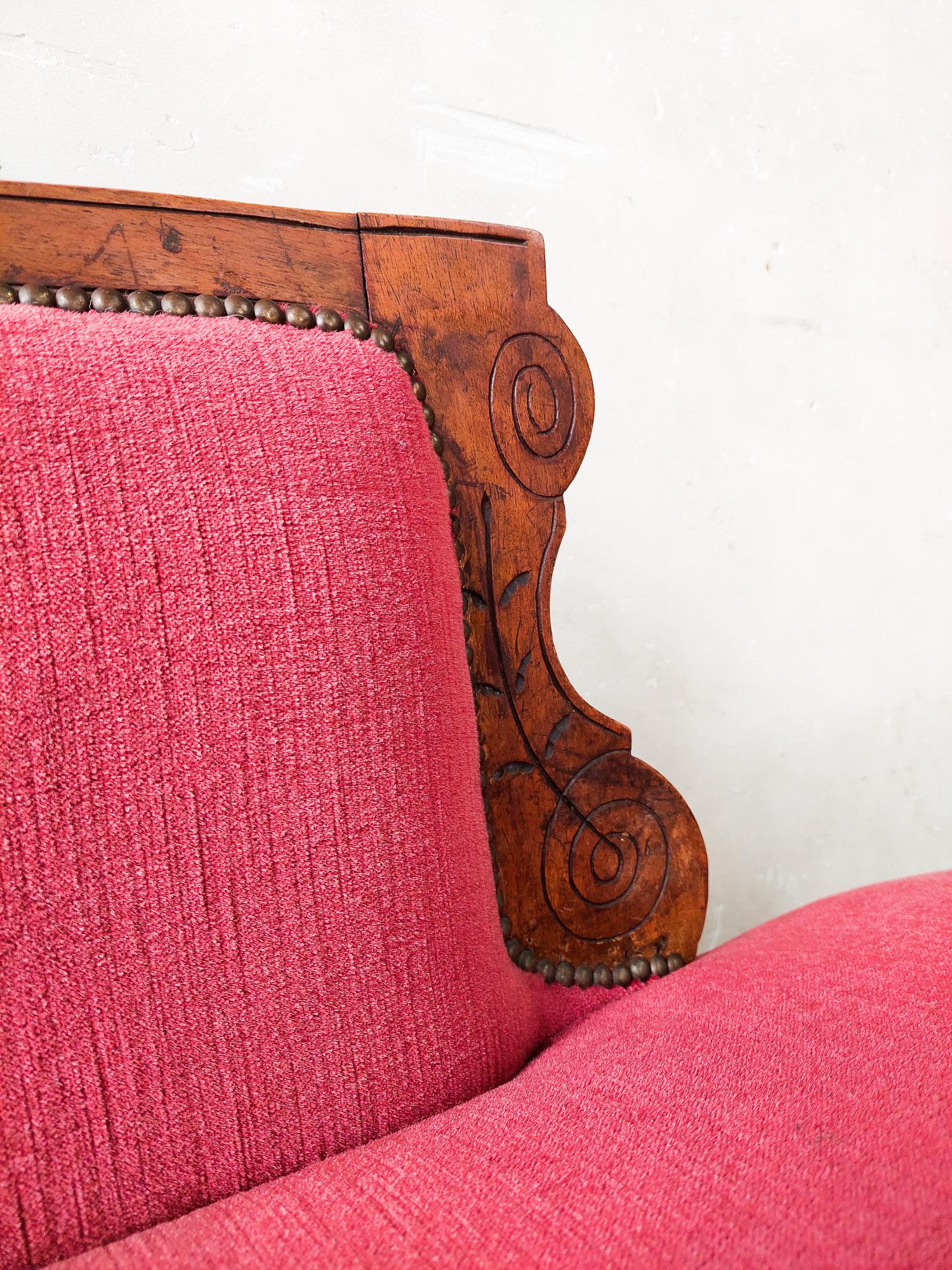 French Antique Red Velvet Chaise Longue with Carved Wooden Frame from Around 1900