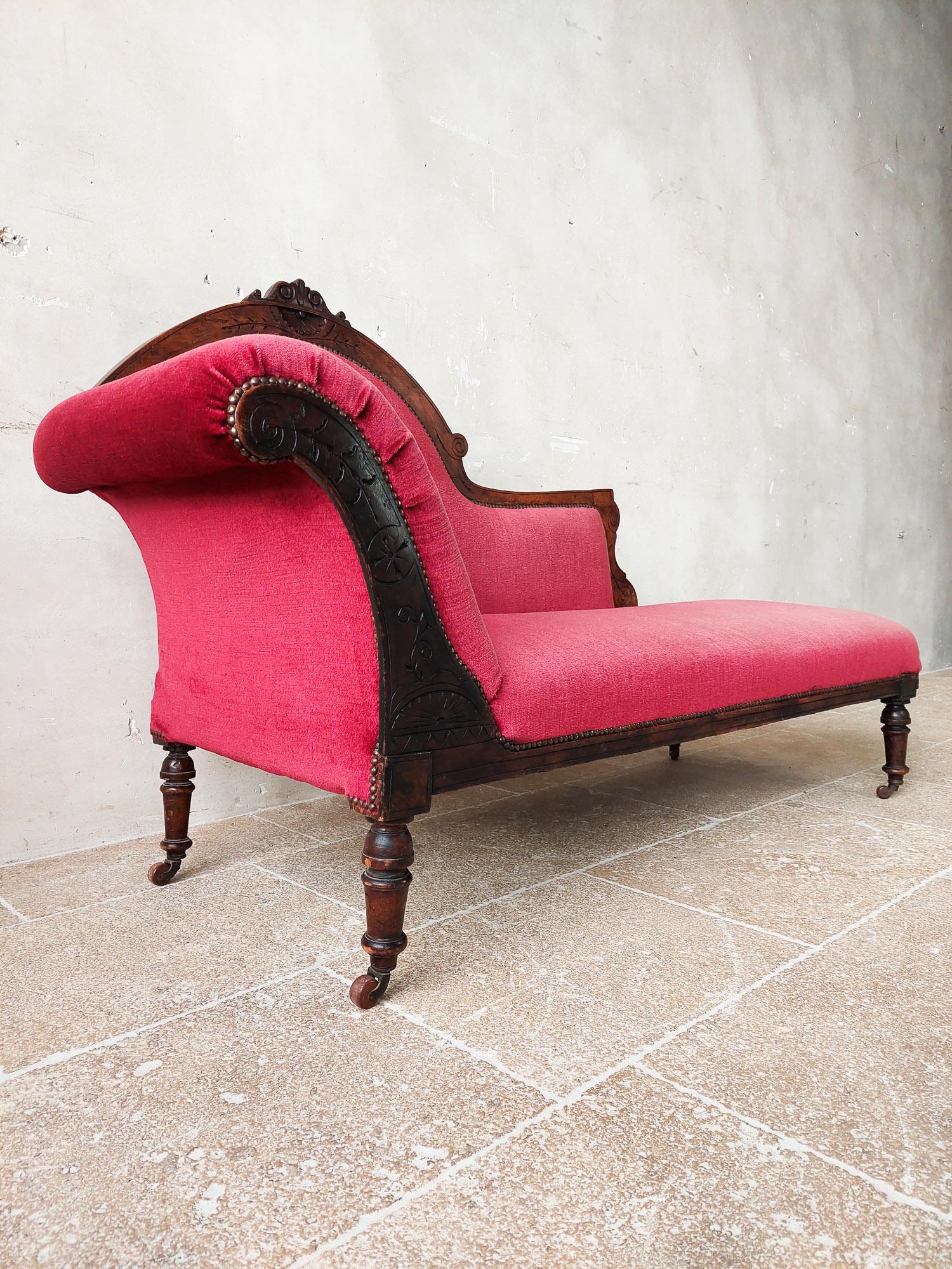 Early 20th Century Antique Red Velvet Chaise Longue with Carved Wooden Frame from Around 1900