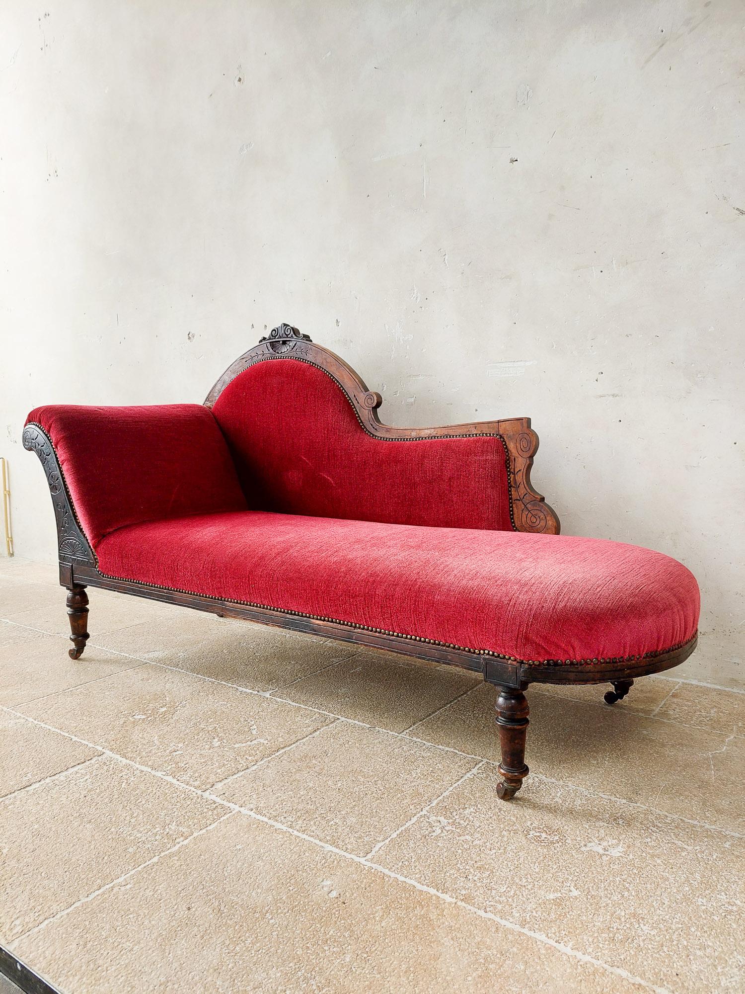 Antique Red Velvet Chaise Longue with Carved Wooden Frame from Around 1900 1