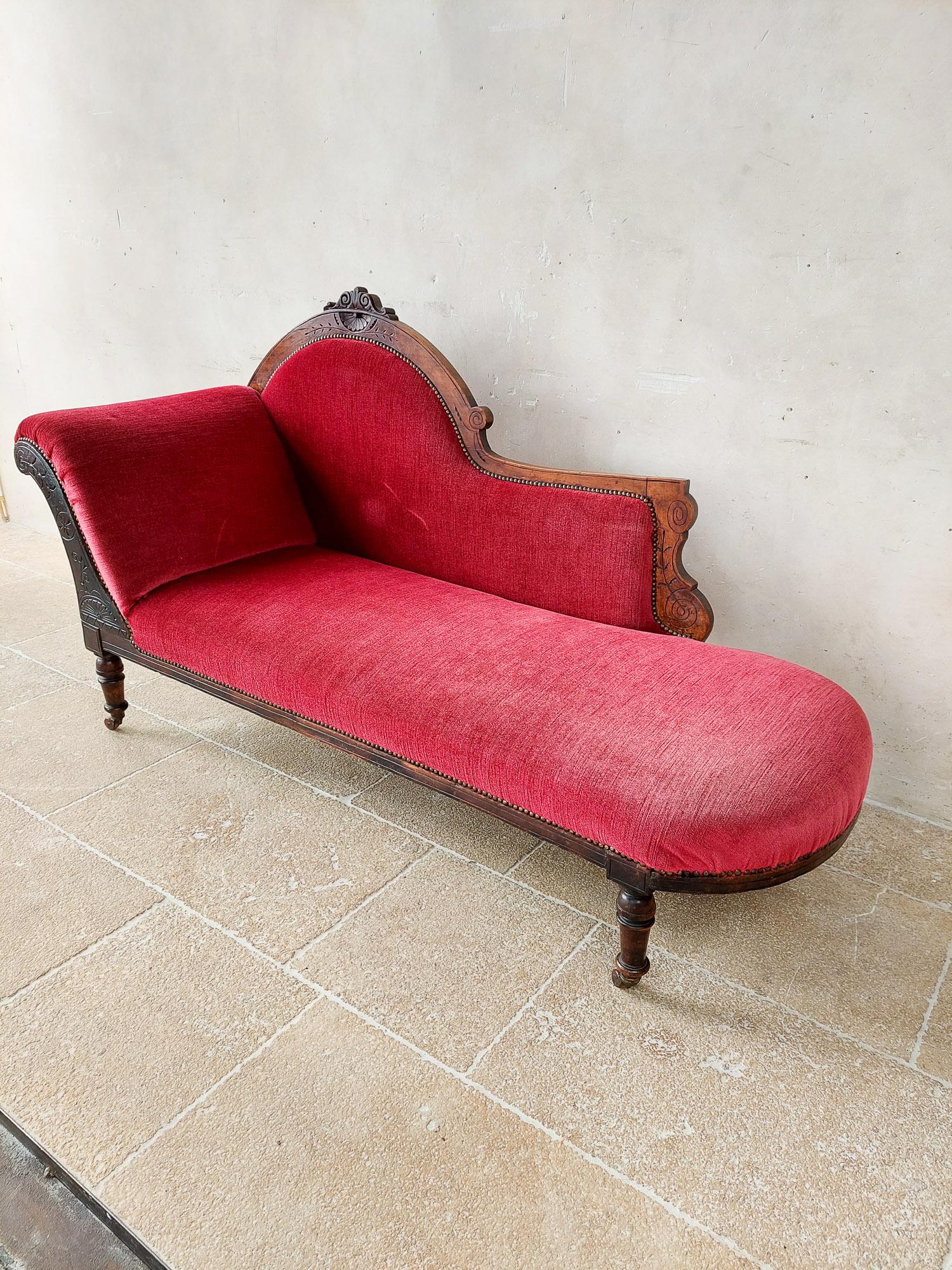 Antique Red Velvet Chaise Longue with Carved Wooden Frame from Around 1900 2