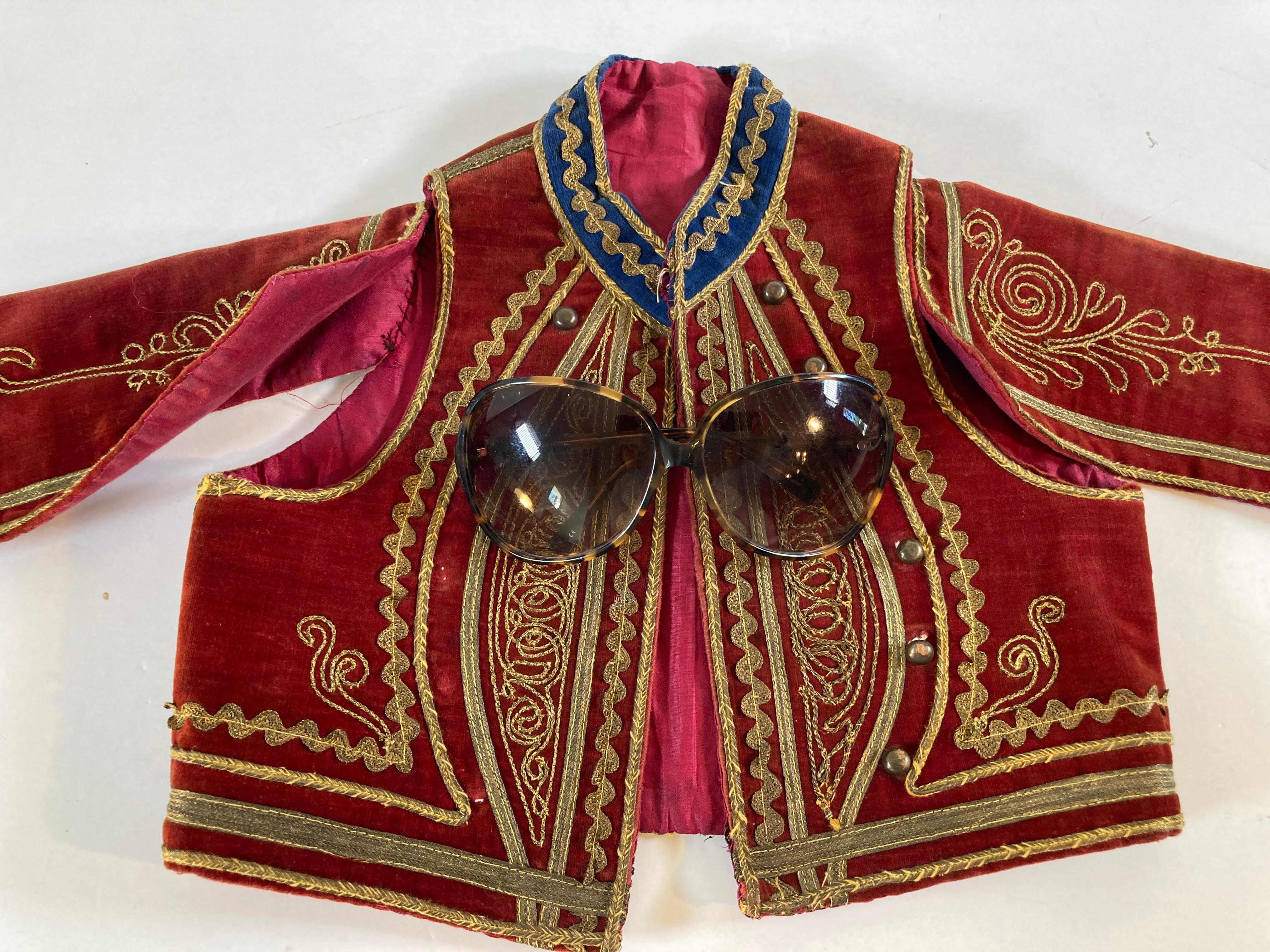 Chaqueta antigua de terciopelo rojo Efe Zeybek Chaleco turco con bordado dorado en venta 8