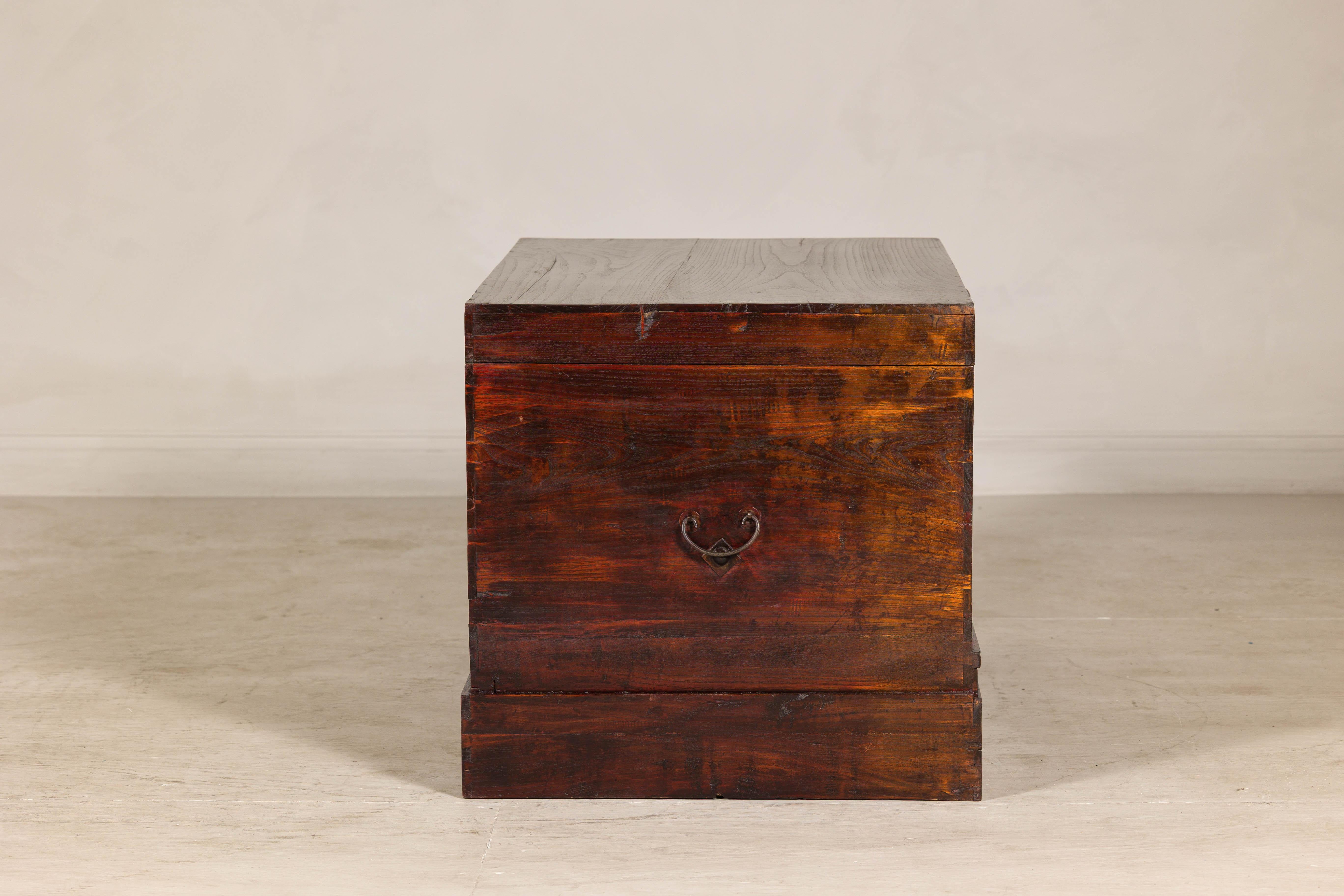 Laccato Antico baule in olmo laccato marrone rossiccio con serratura in ottone e base rialzata in vendita