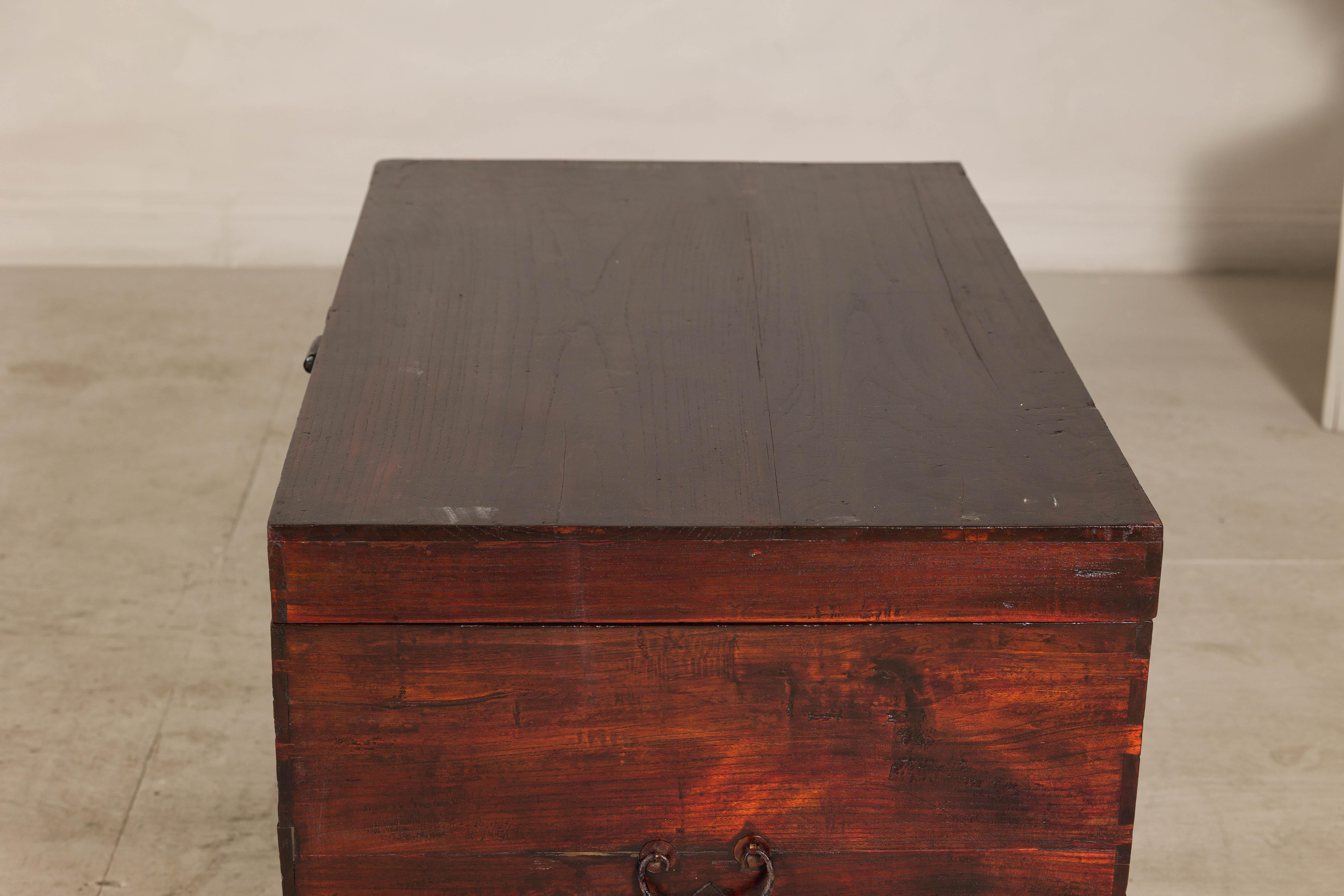 Ottone Antico baule in olmo laccato marrone rossiccio con serratura in ottone e base rialzata in vendita