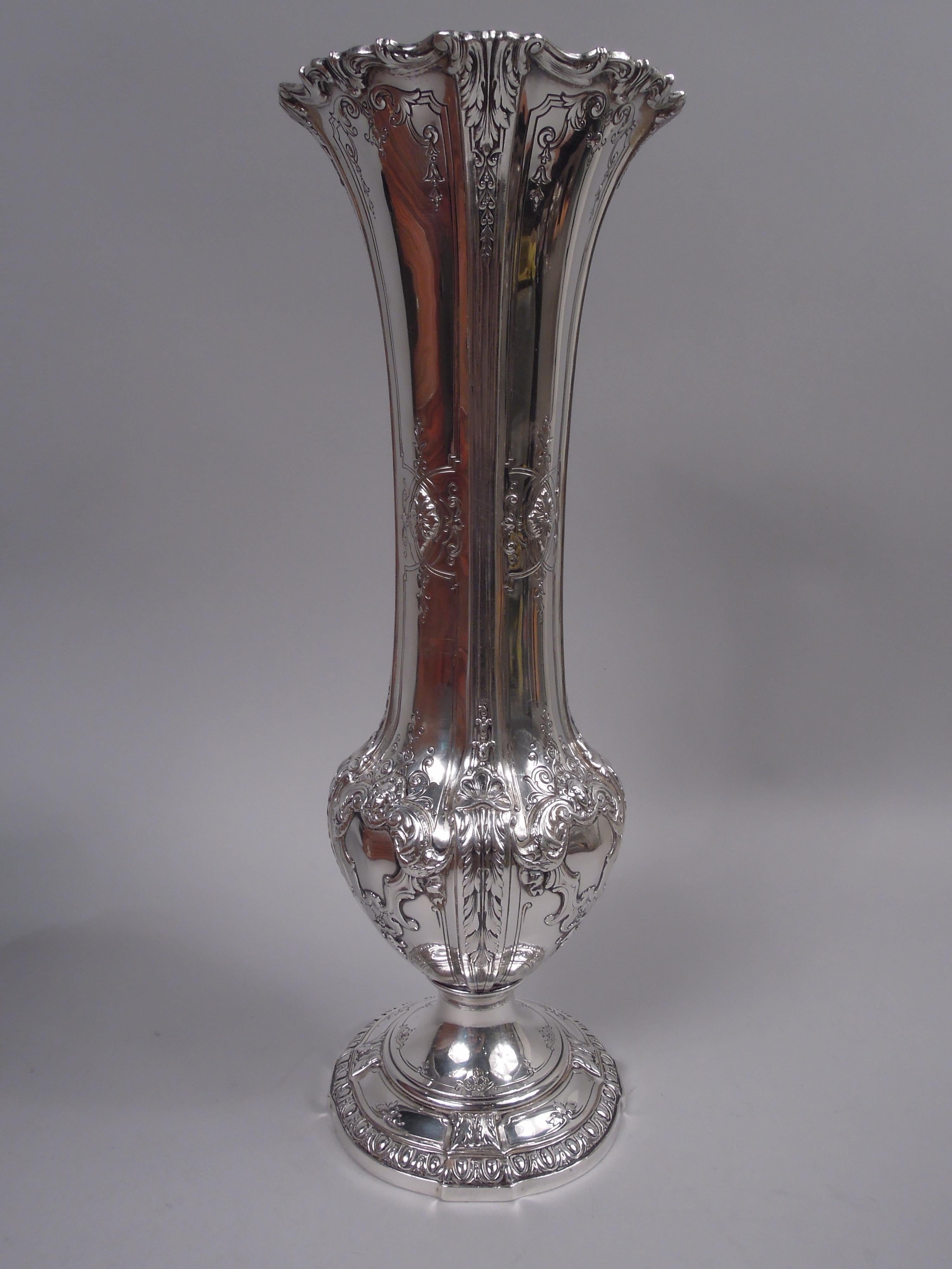 Vaso in argento con motivo Luigi XV. Reed & Barton di Taunton, Mass., 1910 circa. Alto e costolato con ciotola ovoidale e piede a cupola. Ornamento a foglie e conchiglie cesellato e applicato; cartigli sagomati (liberi) in contorni di volute